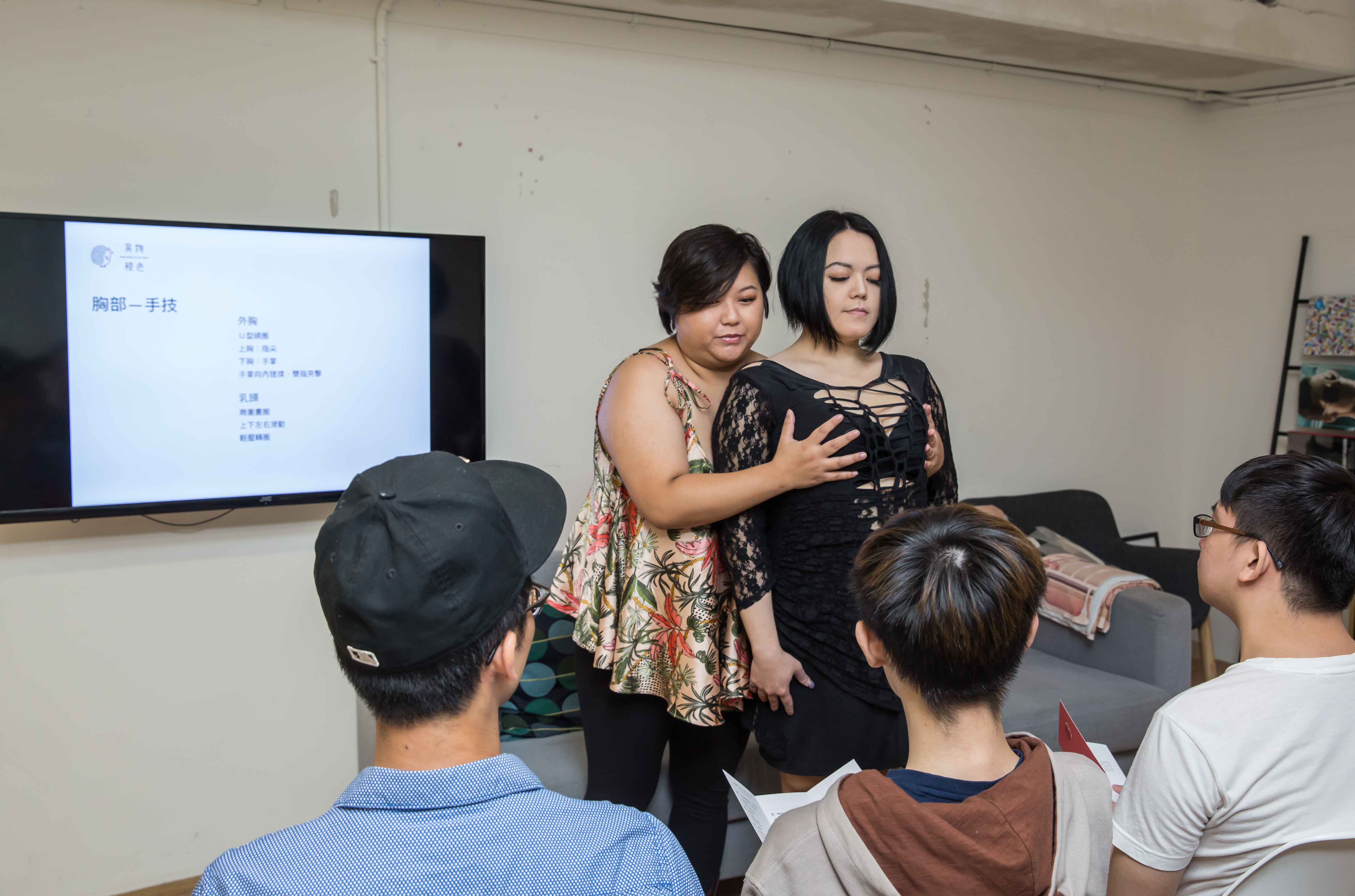 性愛技巧教學課程，每堂3小時收費2,800元。講師Jing在模特兒奶姬身上示範愛撫的力道。