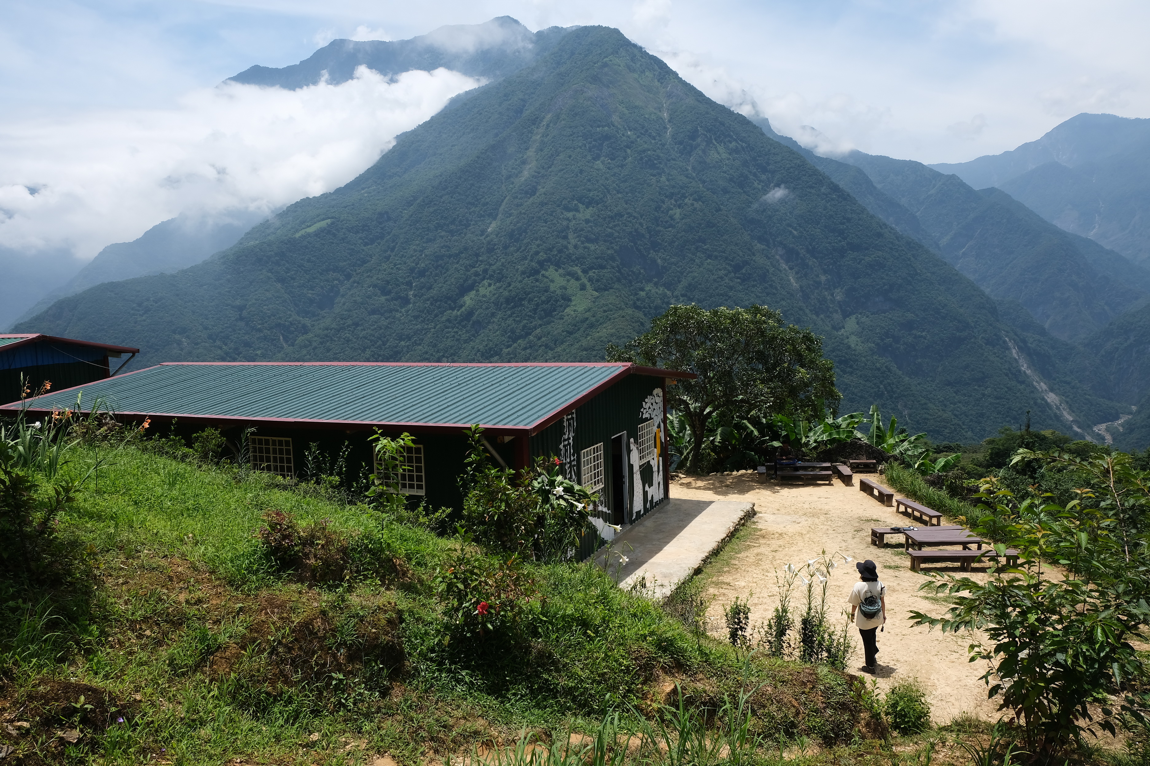 位在大禮部落的赫赫斯萣，群山環繞、視野極美。