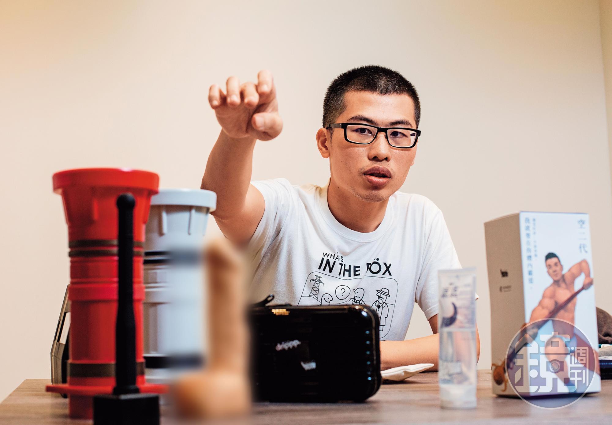 李屹翻譯超過10本書，當初因為318學運促成他另外開始了情趣用品事業。