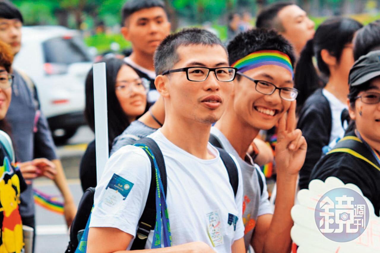 李屹去年底參加高雄同志遊行。他學生時期便關注社會運動，成立異物後，產品部分營收會回饋給日日春協會及消防員工作權益促進會。