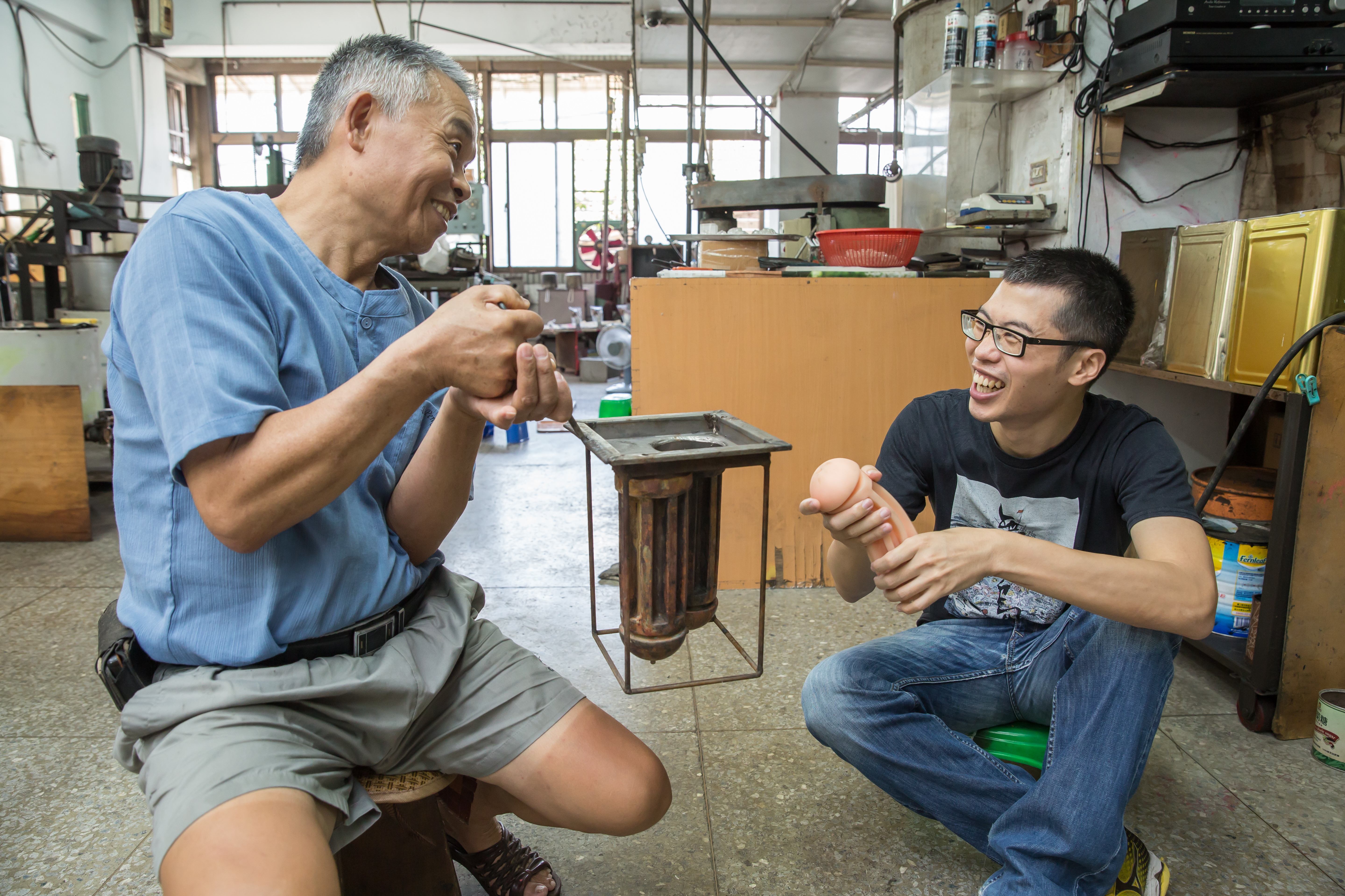 異物TPR(可熱熔膠)類產品,都由饒爸(左)的老字號情趣用品代工廠負責。李屹說,異物的產品量其實不多,饒爸算是提攜後輩。