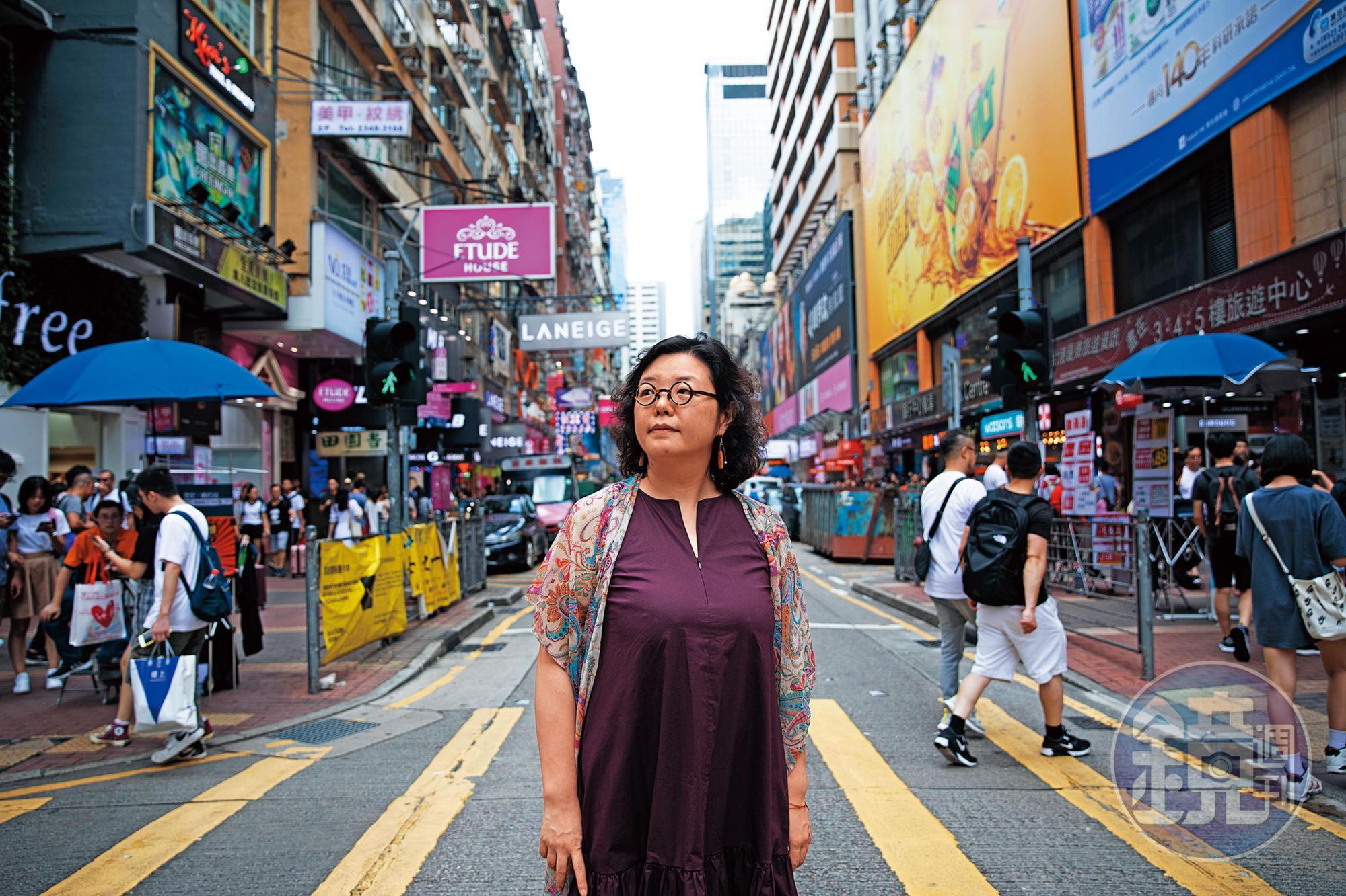 重回西洋菜南街,鄧小樺顯得有點感傷。努力爭取來的公共空間不再了,書店少了,絢麗的香港店家招牌也被拆光了。