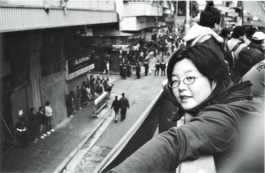 鄧小樺學生時代就開始參與社運,這是2005年末反世貿遊行舊照。(鄧小樺提供)
