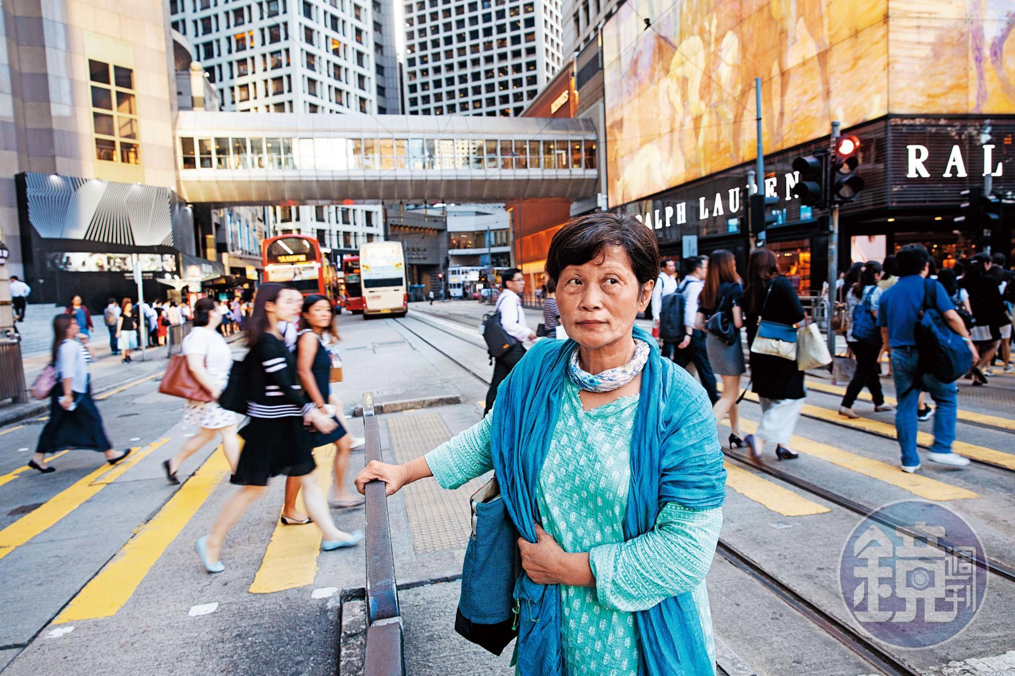 周明月帶我們重返中環德輔道中,她特別喜歡香港的叮叮車。