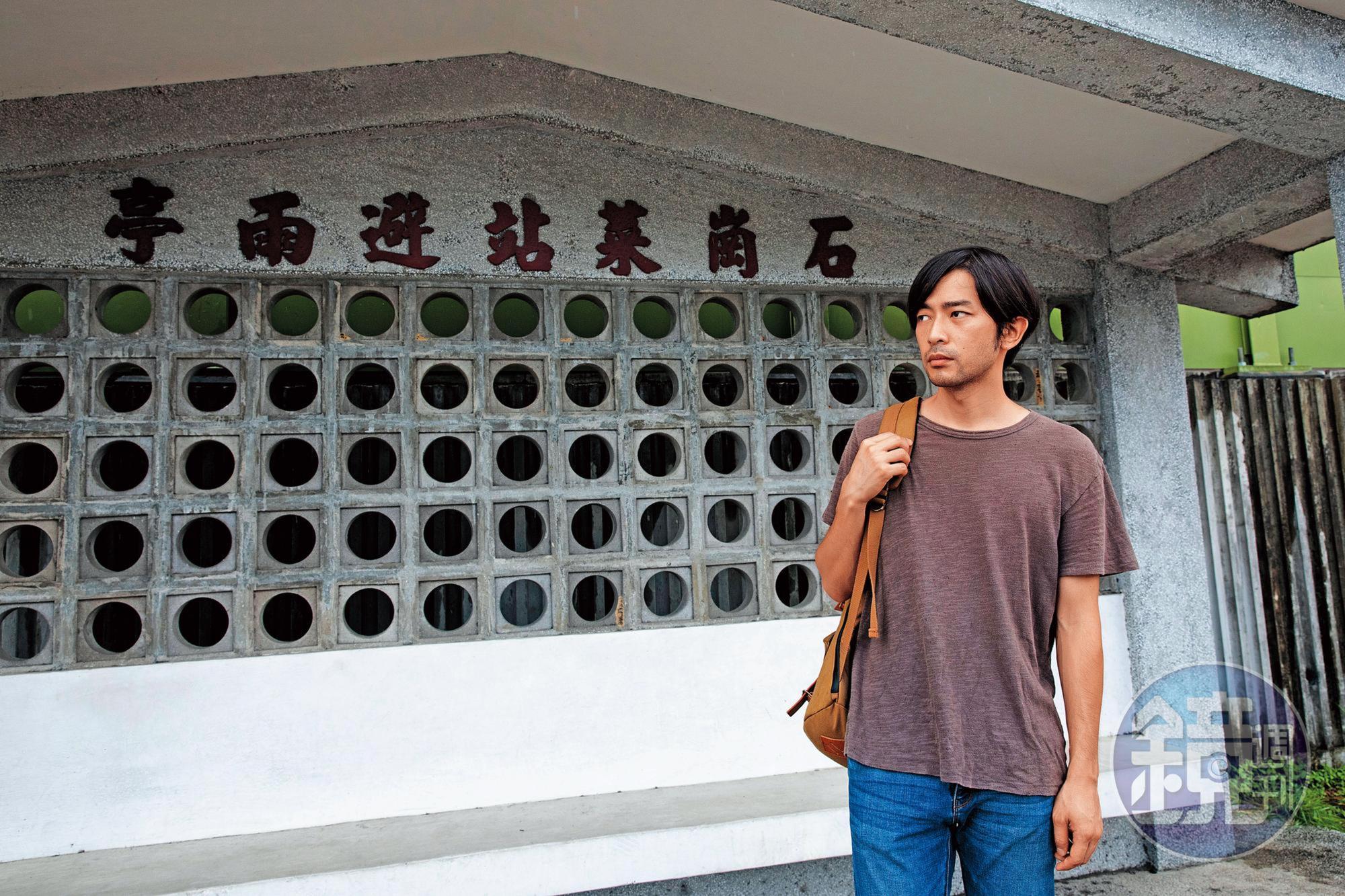 連安洋在菜園村反高鐵事件中開始思索人要過什麼樣的生活,重回舊地,除了避雨亭,昔日的農田村落已成高鐵機房。