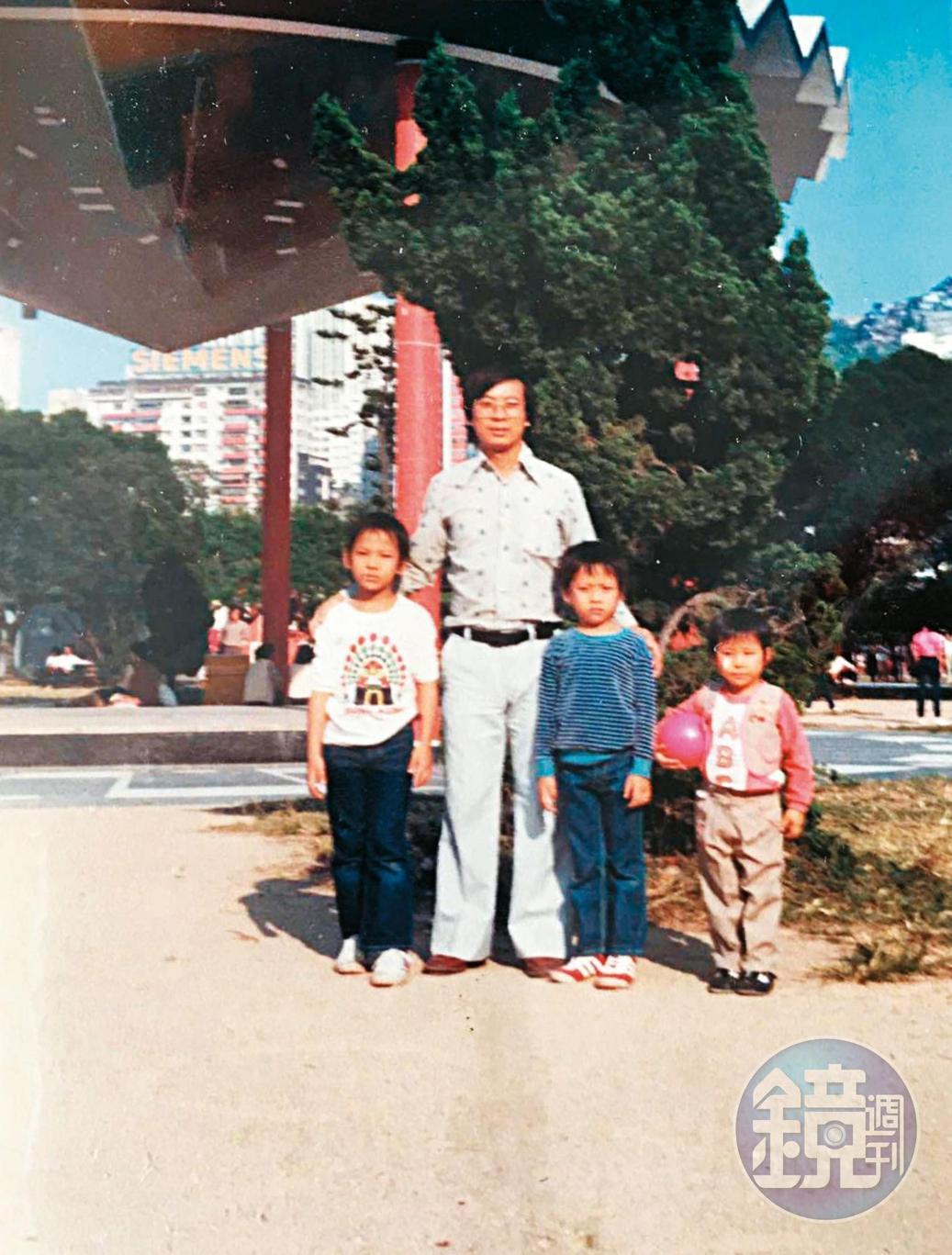 黃照達幼年(右2)與家人在錄製《城市論壇》的涼亭合照,現已改為帳篷圓桌。(黃照達提供)