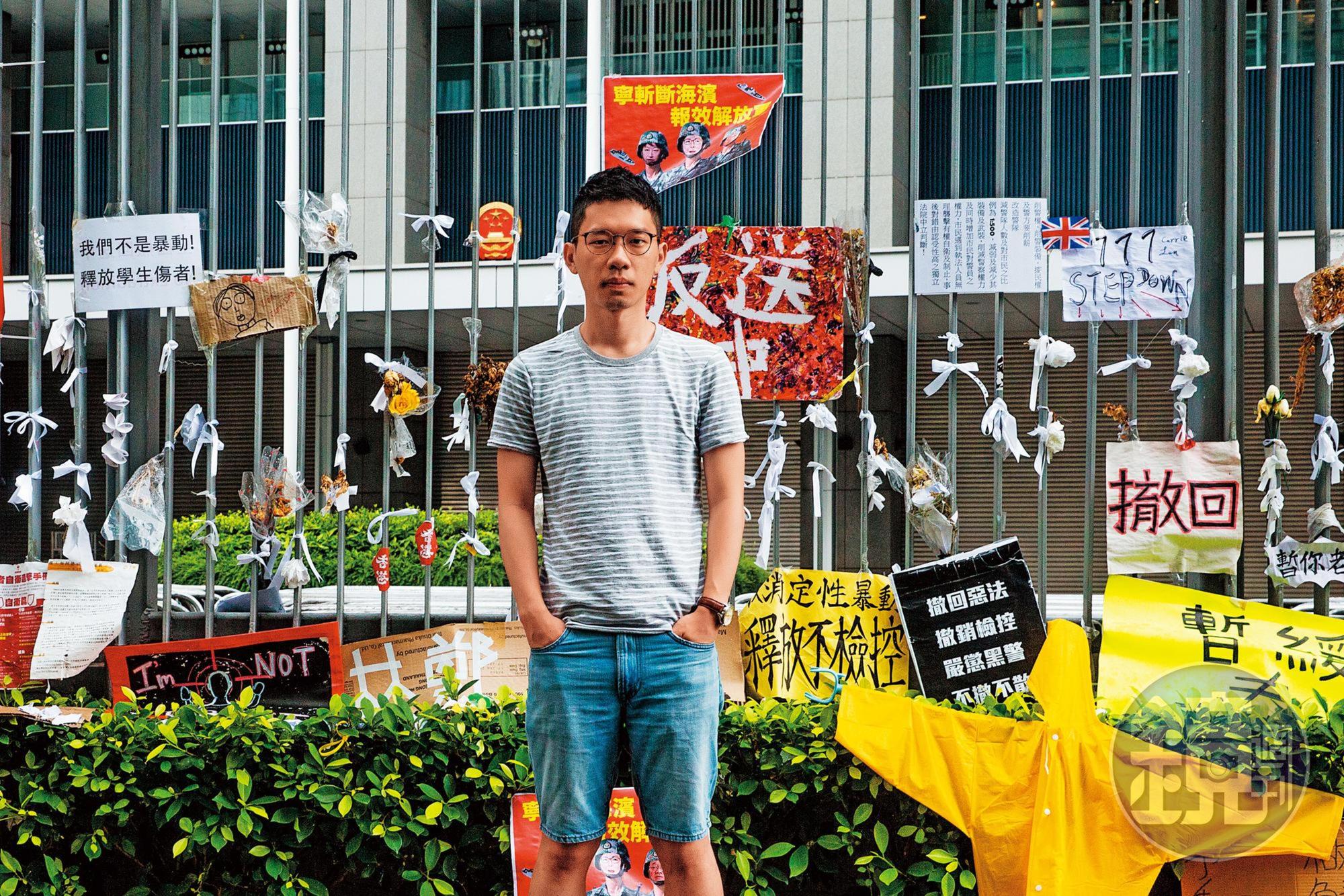 身後的公民廣場如今已無法讓公民進入,羅冠聰說,這個地方改變了他,也改變了許多香港人。