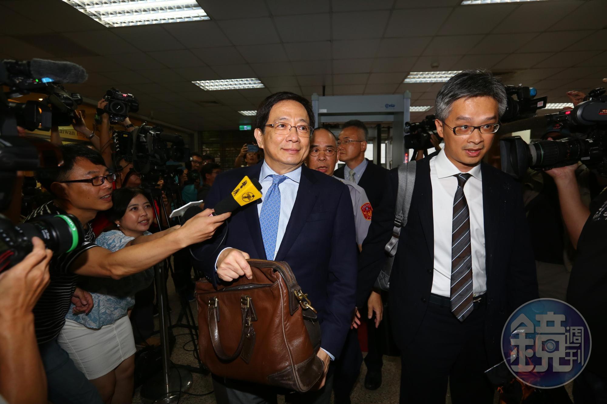 台灣大學校長管中閔遭監察院認定2012年擔任政務官期間涉嫌違法兼職,今至公懲會出庭。