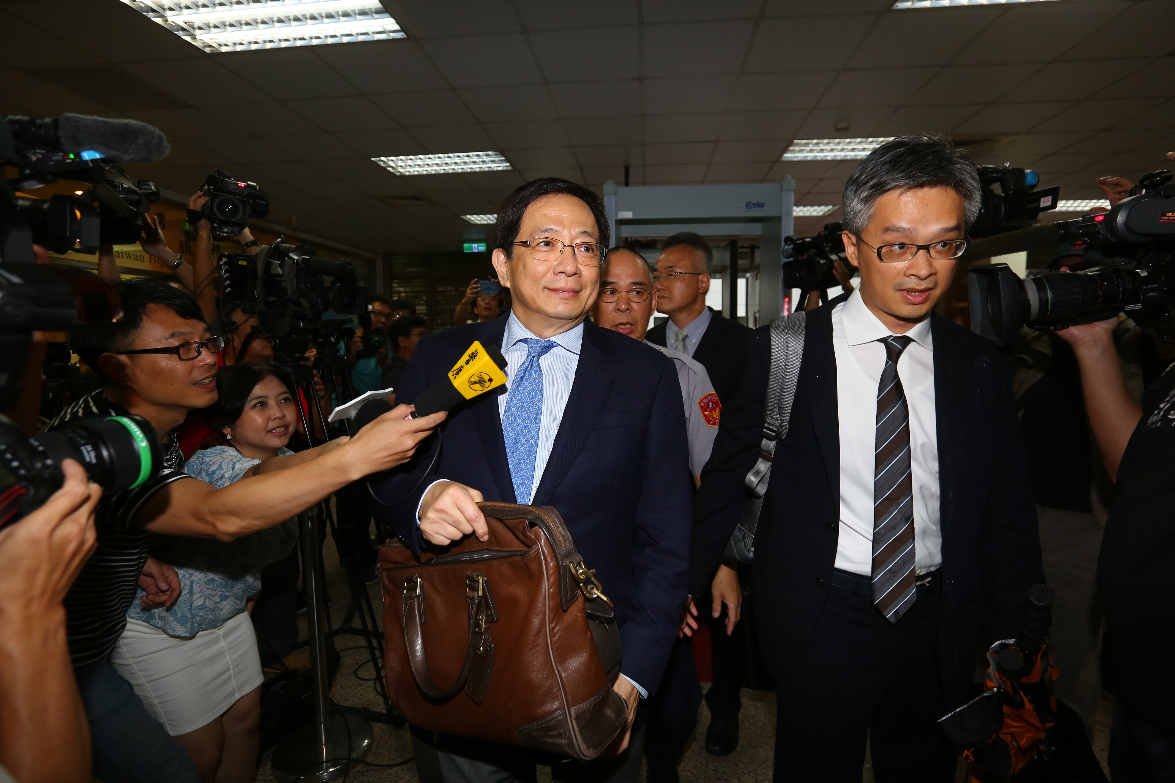 台灣大學校長管中閔遭監察院認定2012年擔任政務官期間涉嫌違法兼職,今至公懲會出庭。