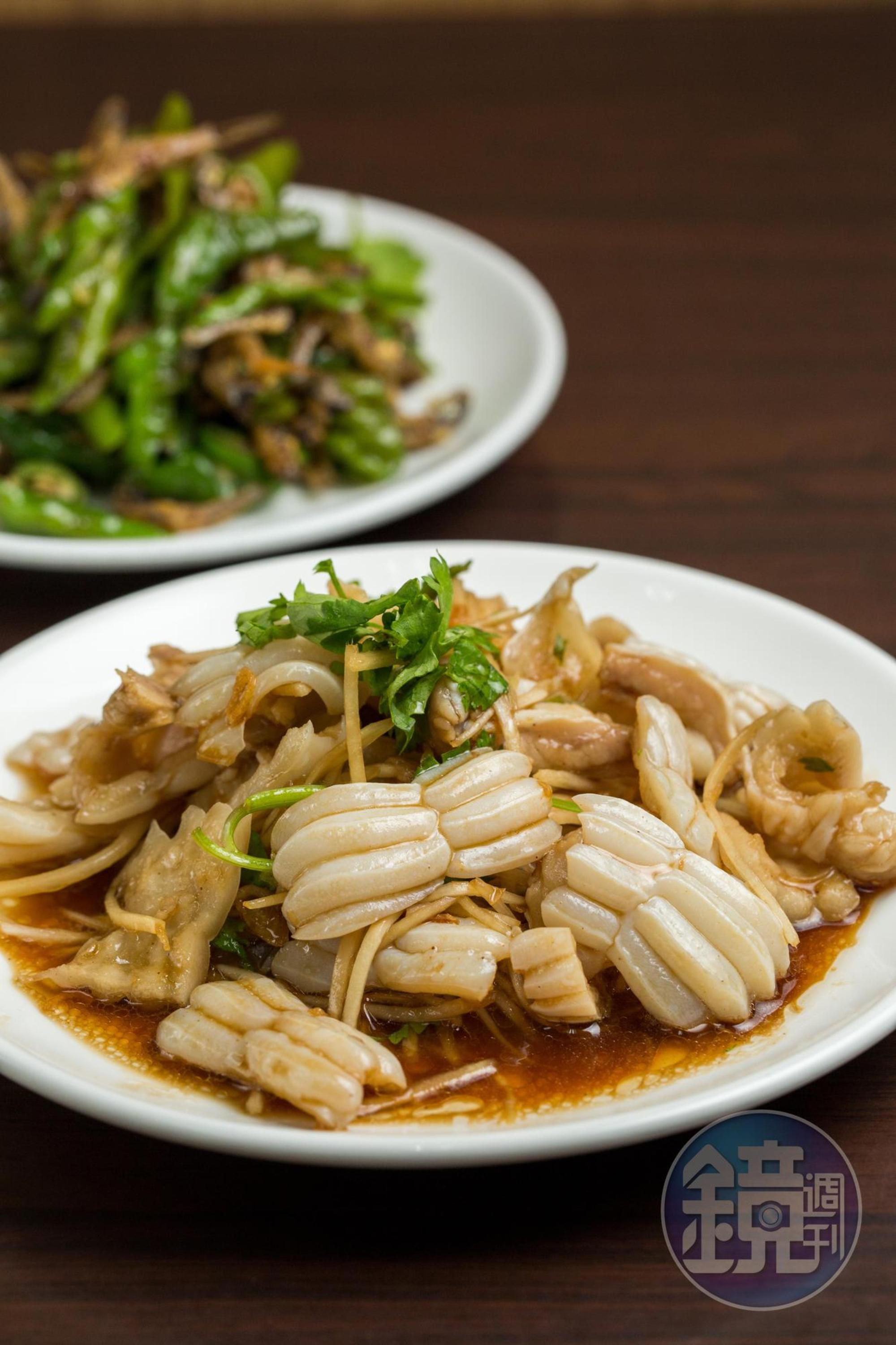 「天梯」加烏醋、醬油膏、薑絲做成涼拌菜，滋味酸溜開胃，一份約用到4頭豬的上顎肉。（60元／份）