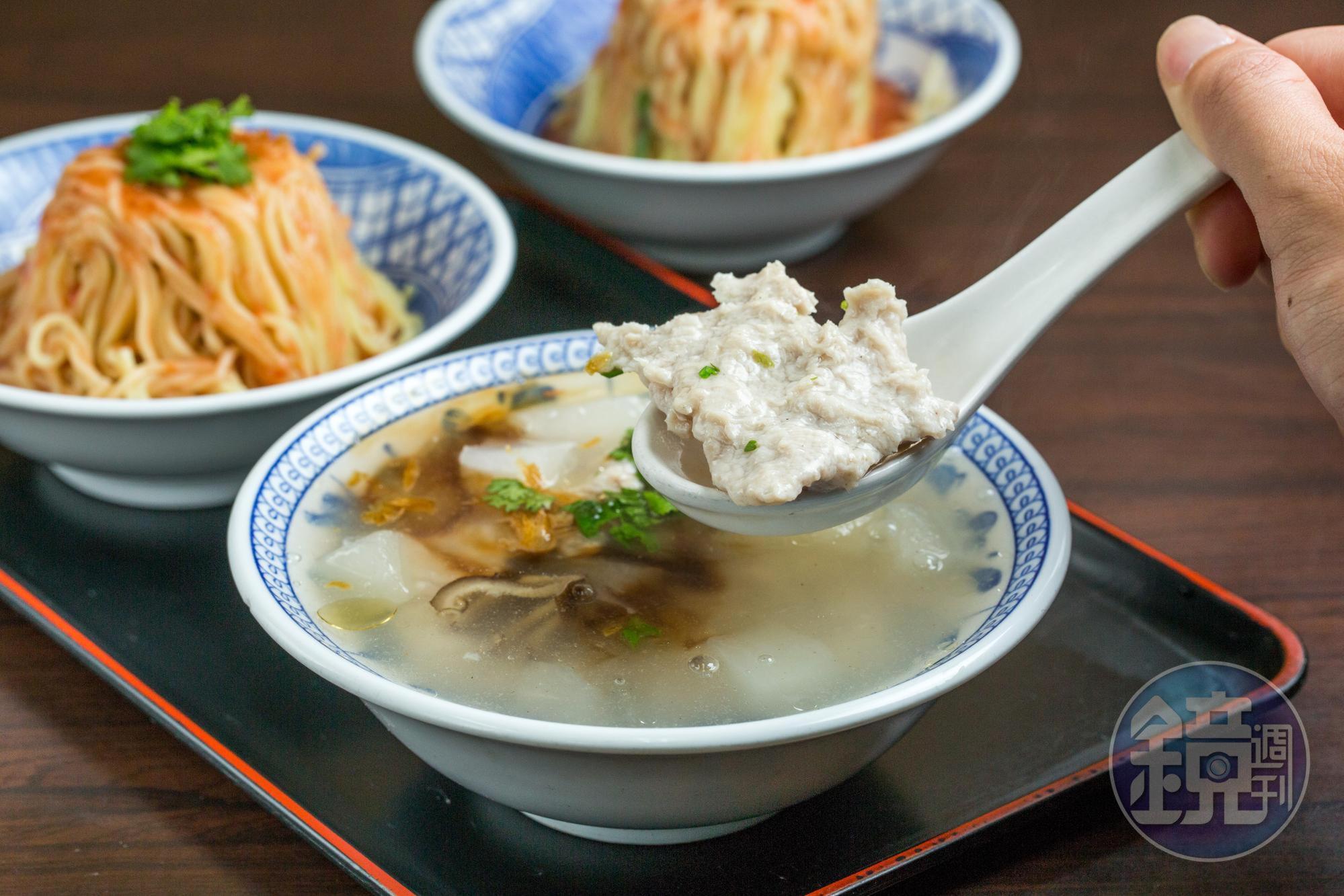 「大塊肉羹湯」（前，55元／碗）清甜爽口，肉羹細嫩不柴。澆淋古早味辣醬跟油蔥酥的「招牌乾麵」（後，35元／碗），簡樸有味。