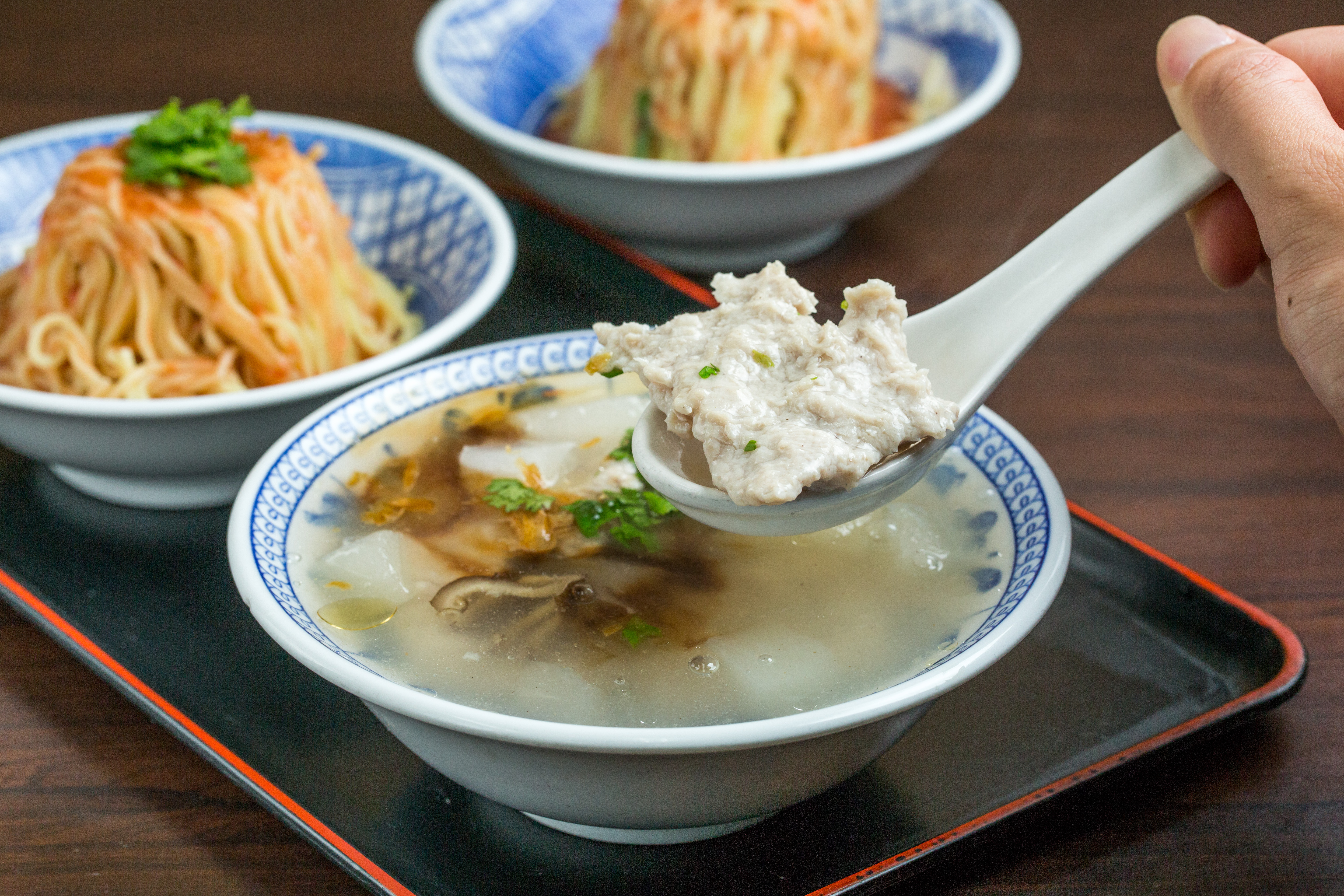 「大塊肉羹湯」(前,55元/碗)清甜爽口,肉羹細嫩不柴。澆淋古早味辣醬跟油蔥酥的「招牌乾麵」(後,35元/碗),簡樸有味。