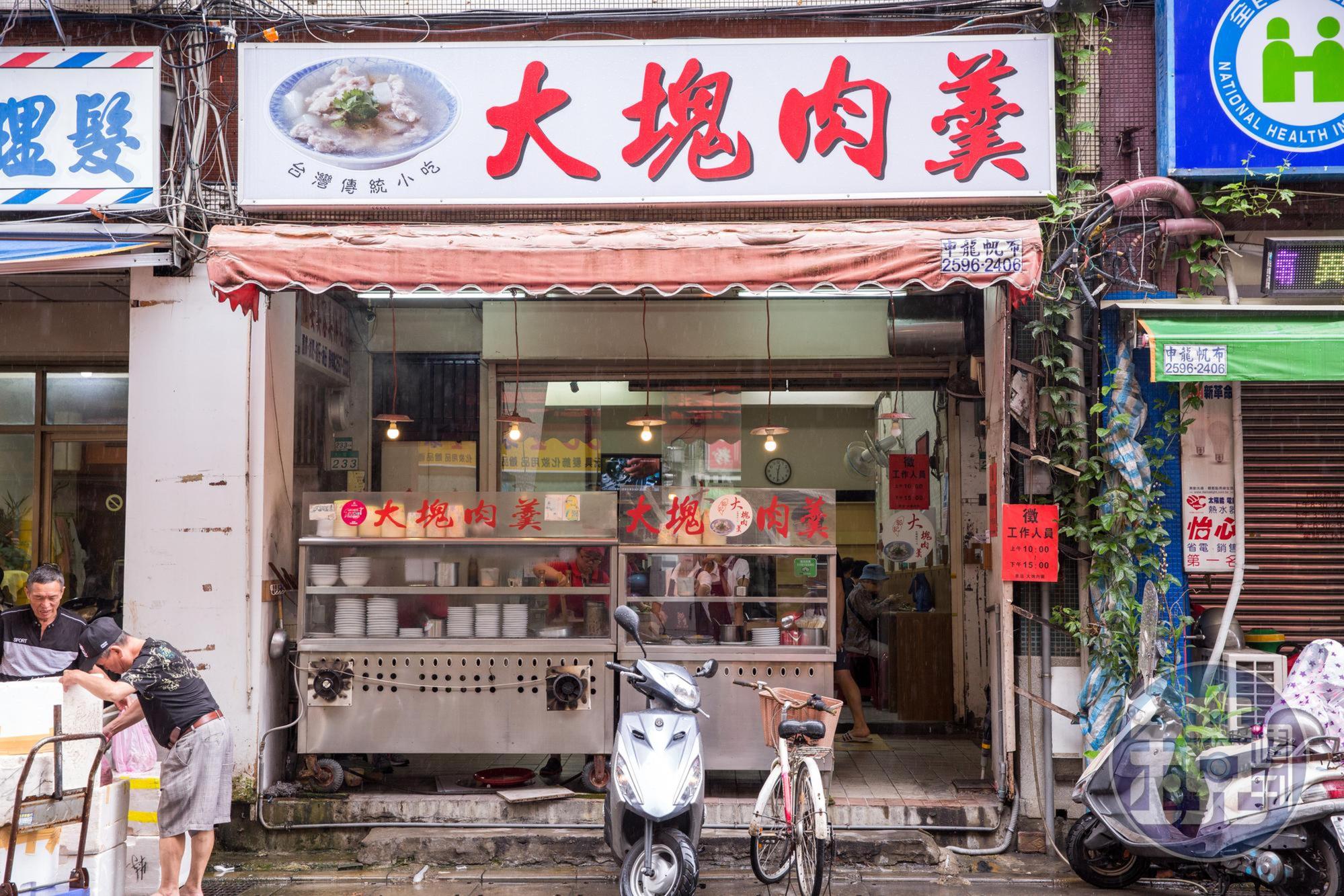 「郭記大塊肉羹」位在大龍夜市中段，早上10點就開始營業。
