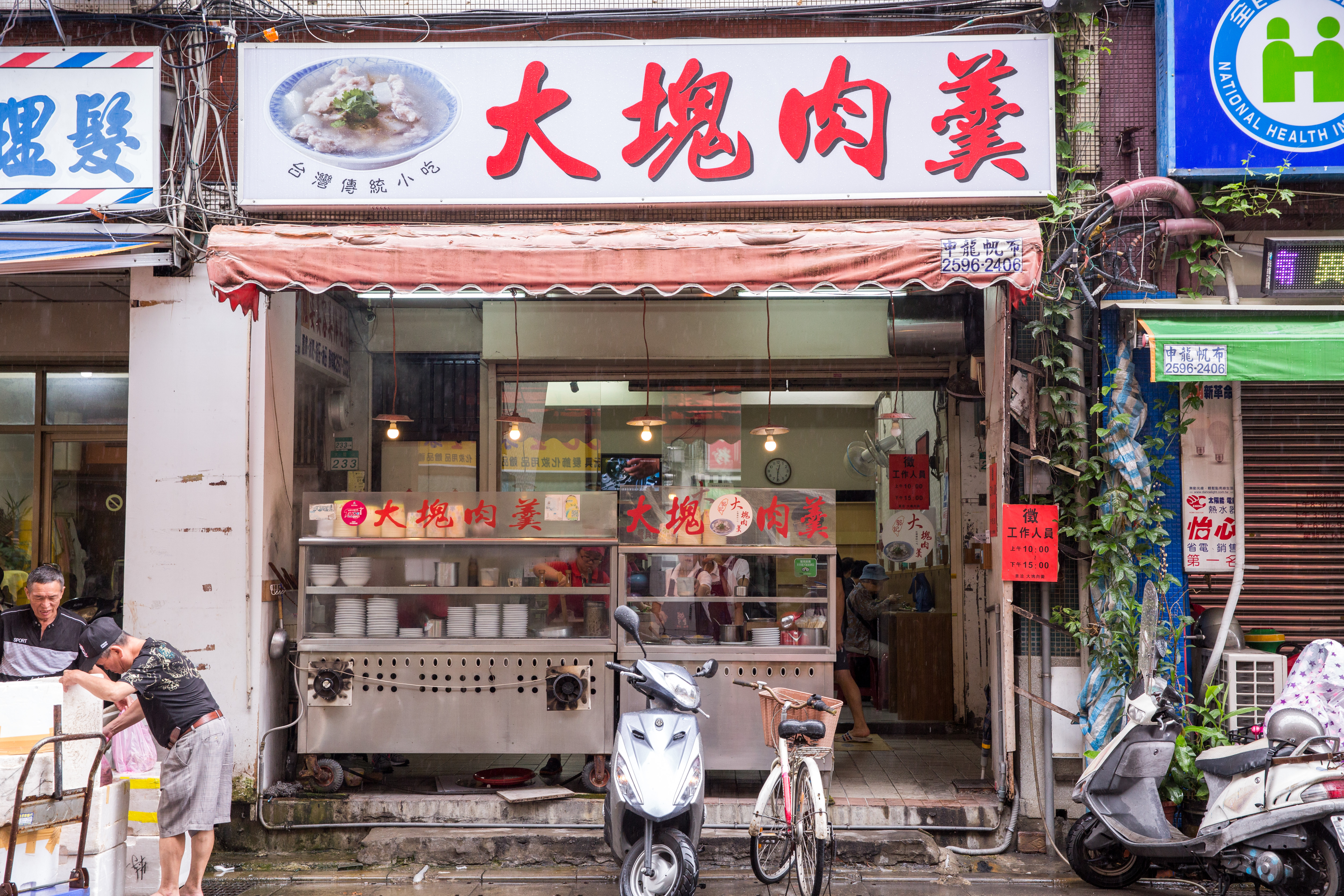 「郭記大塊肉羹」位在大龍夜市中段,早上10點就開始營業。