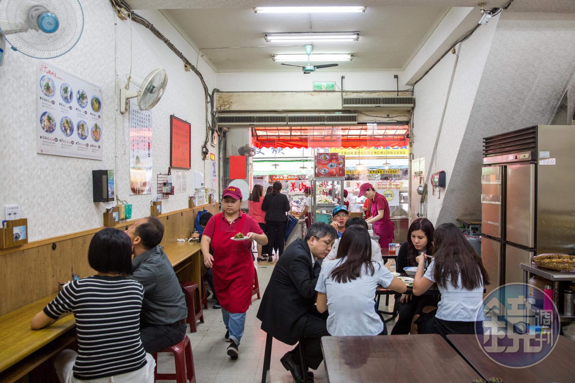 雖然是夜市裡的小吃店，但環境保持潔淨。