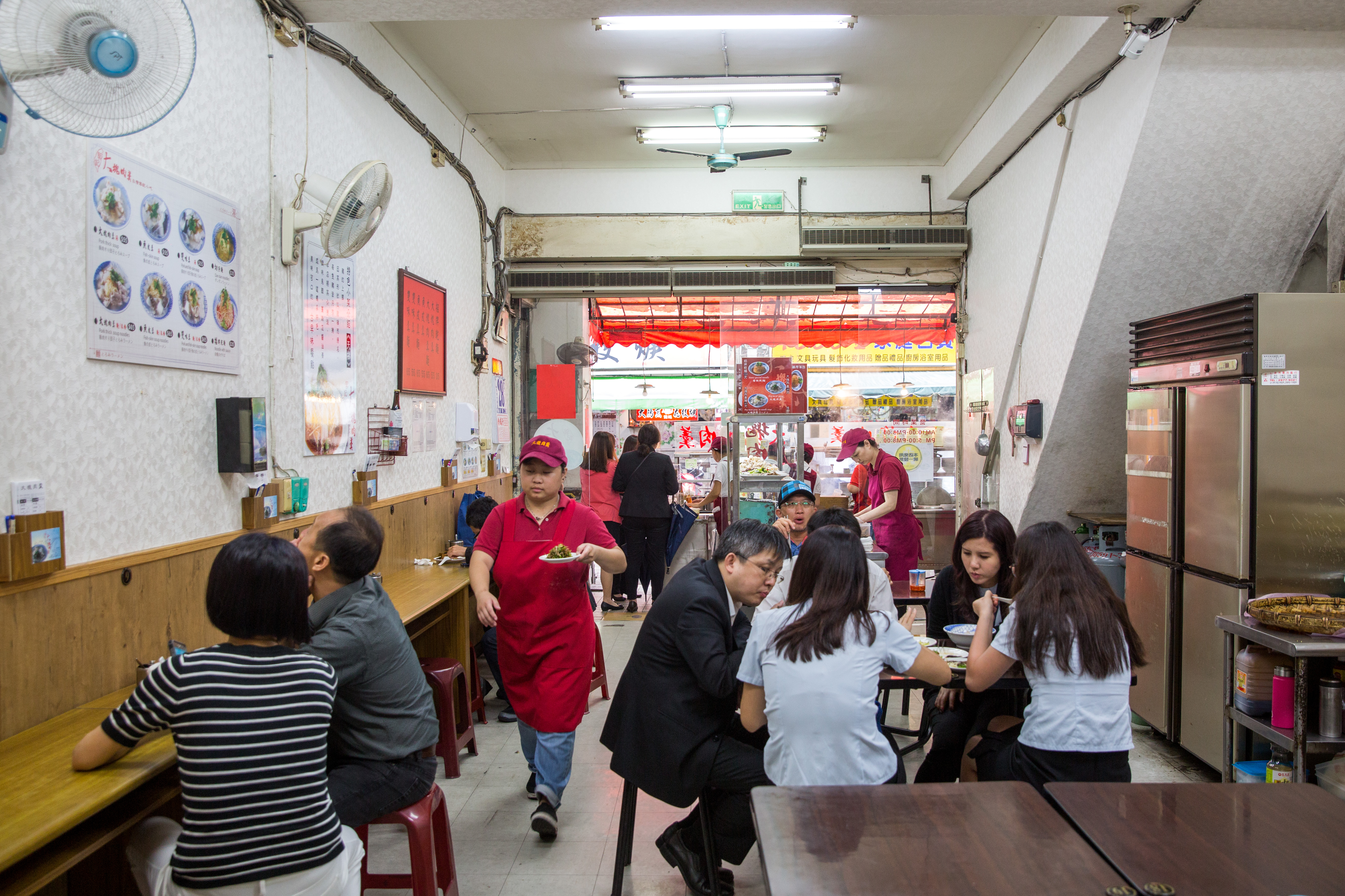 雖然是夜市裡的小吃店,但環境保持潔淨。