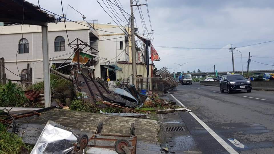 路上大型看板遭龍捲風吹倒，街頭滿目瘡痍。（翻攝畫面）