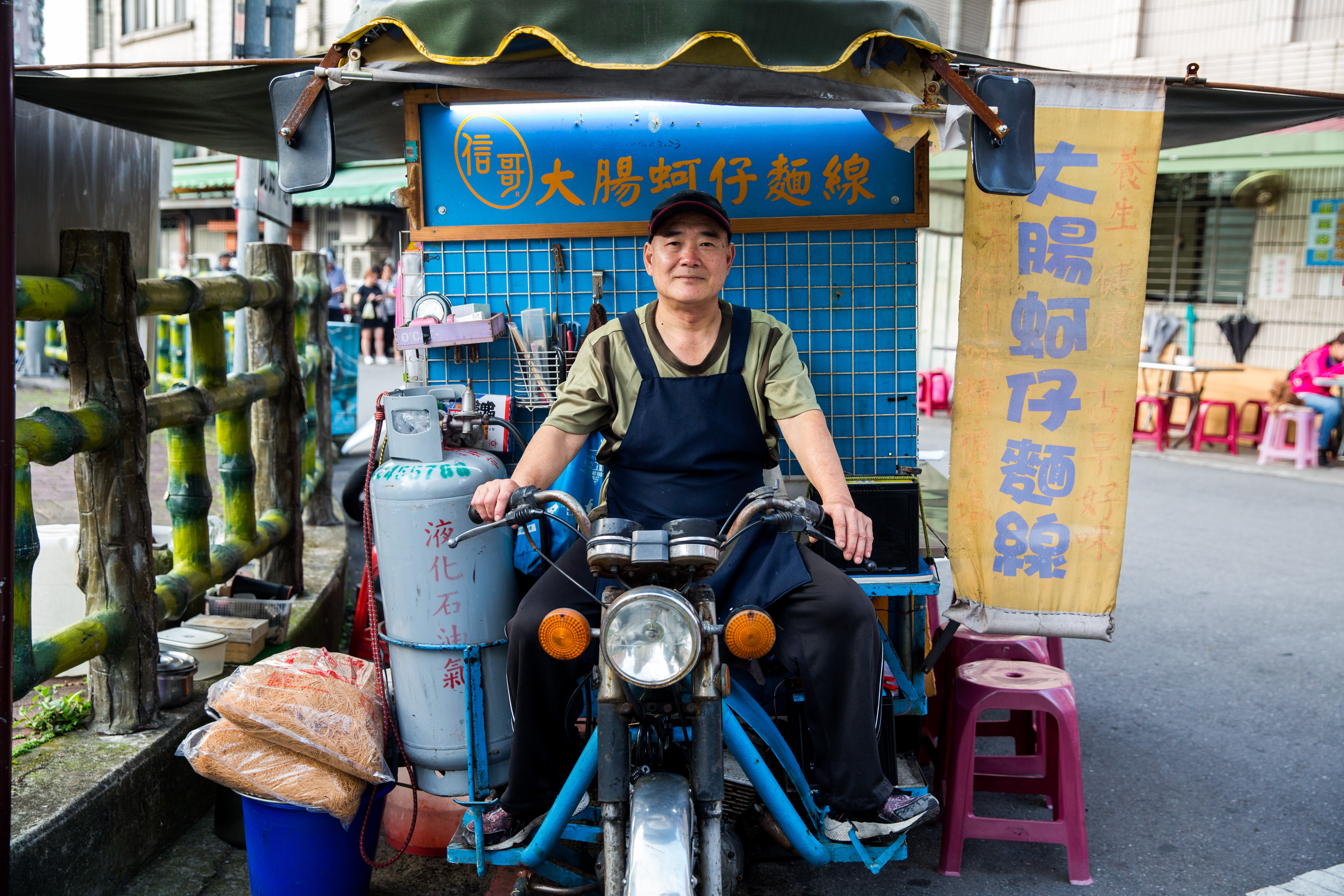 「信哥大腸蚵仔麵線」的老闆謝武信，會騎著自己改造的攤車，在中、永和3個地方打游擊式營業。