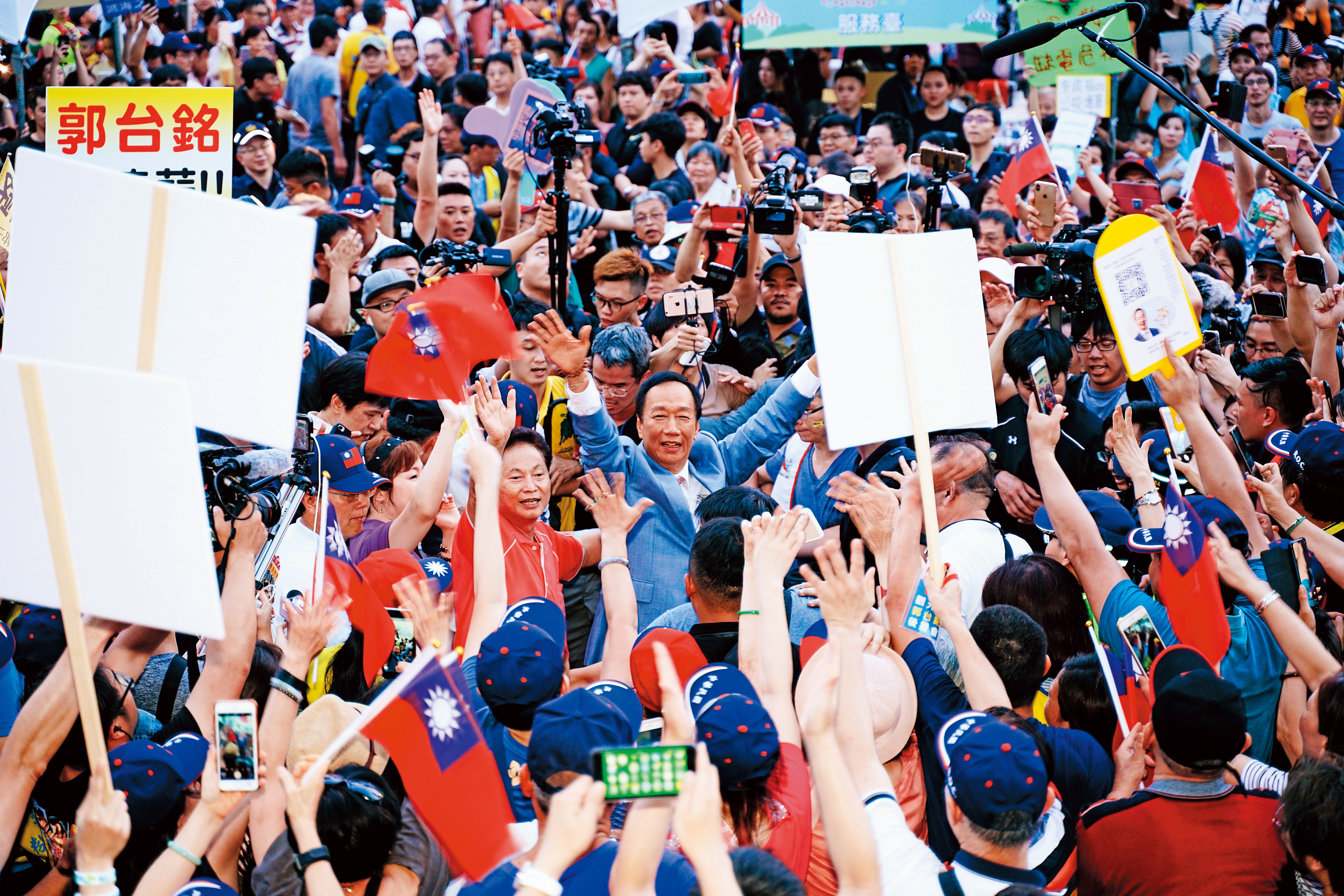 郭台銘首場造勢就和韓國瑜同天拚場，現場也湧入滿場支持者喊「凍蒜」。