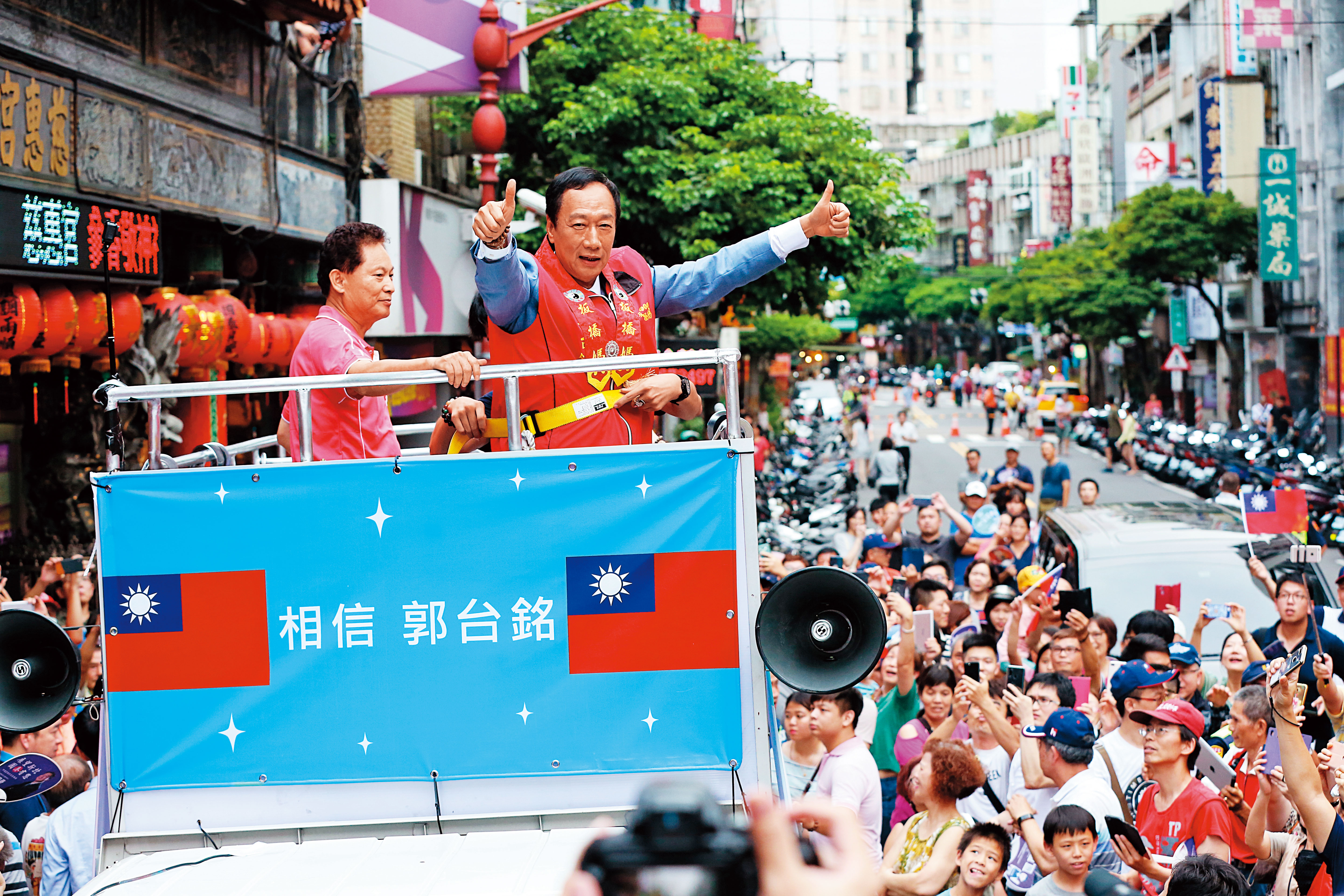 郭台銘急起直追,力拚聲勢在民調封關前勝過韓國瑜。