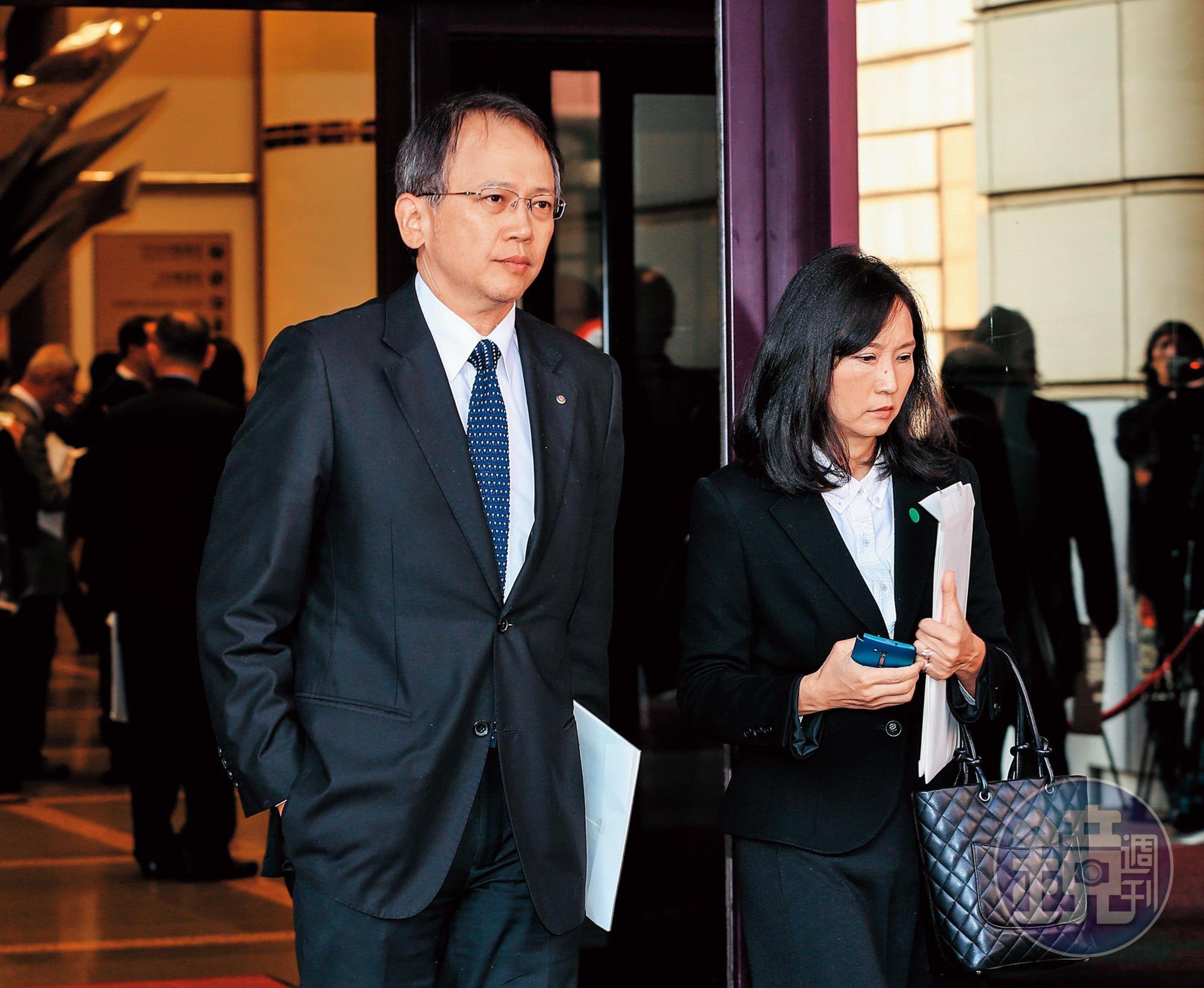周守訓(左)串聯多名藍營人士力挺郭台銘,壯大「抗韓聯盟」。