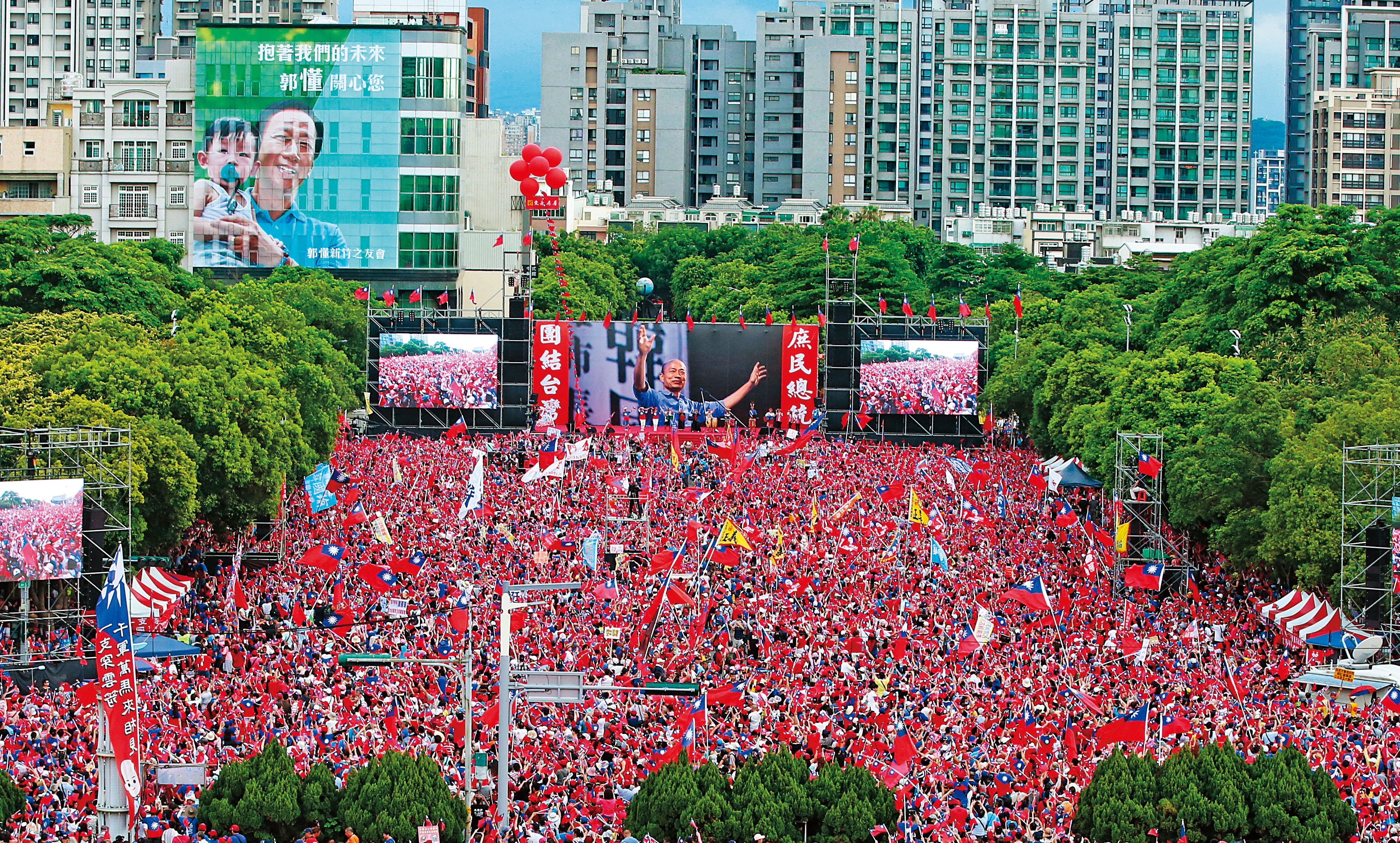 韓國瑜最終場新竹造勢號稱湧入30萬人，但郭台銘率先以看板卡位，選戰呈現「五五波」激戰。