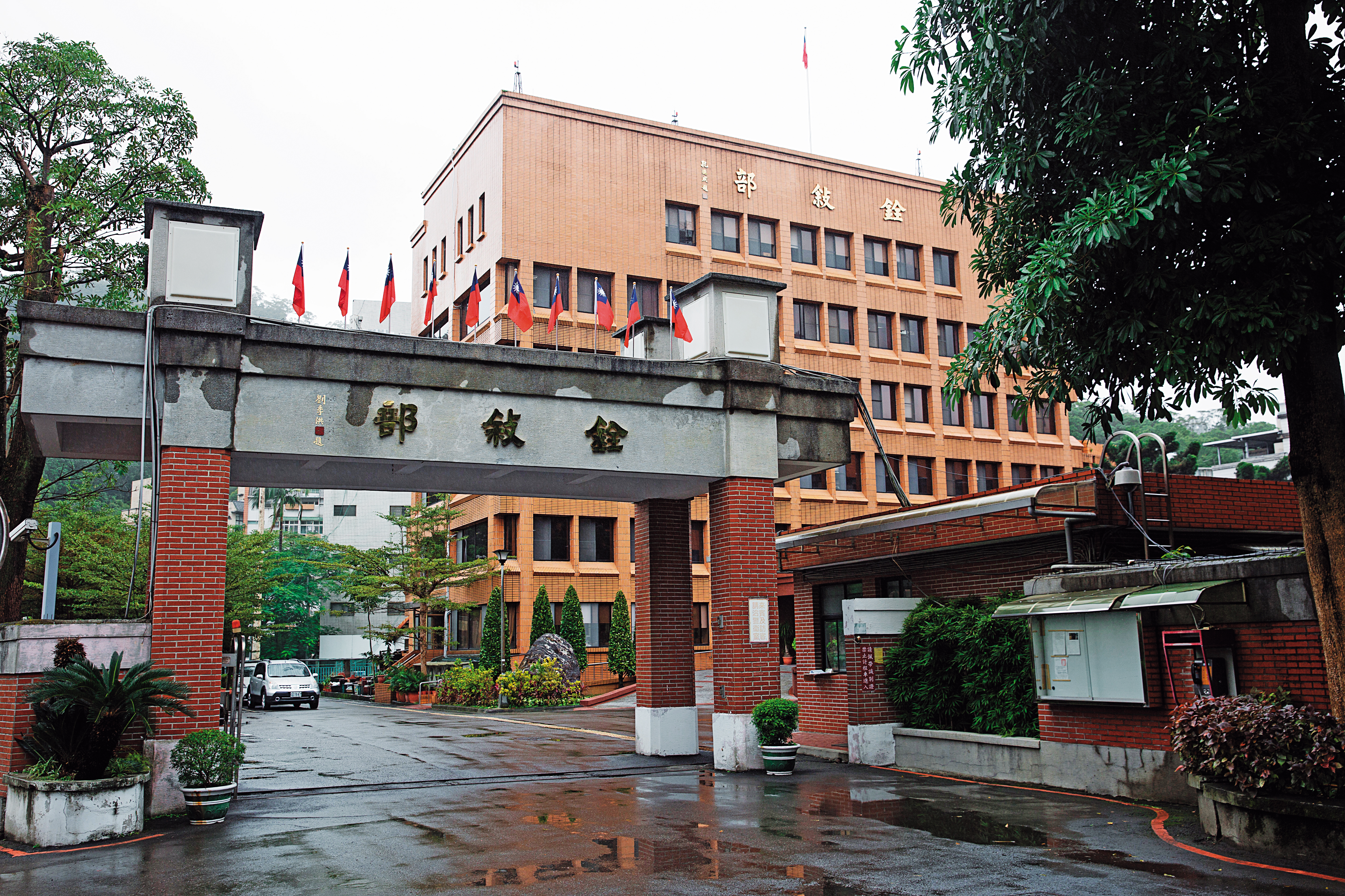 銓敘部大筆公務員個資外洩,引發資安疑慮,行政院資安處緊急補破網,協助善後。