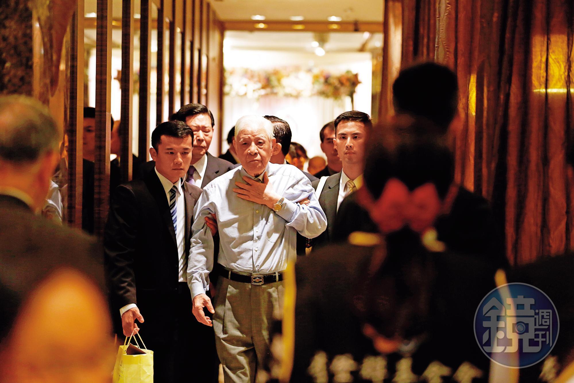 1996年台灣首度總統直選，中共在台海試射導彈，遭時任總統李登輝（中）驚爆是啞巴彈，雖穩定民心，但台諜情報網被破，多人被逮。