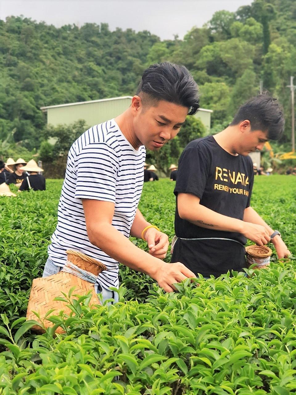 謝承均找來茶農合作，做出替代塑膠的材質。（星之國際提供）