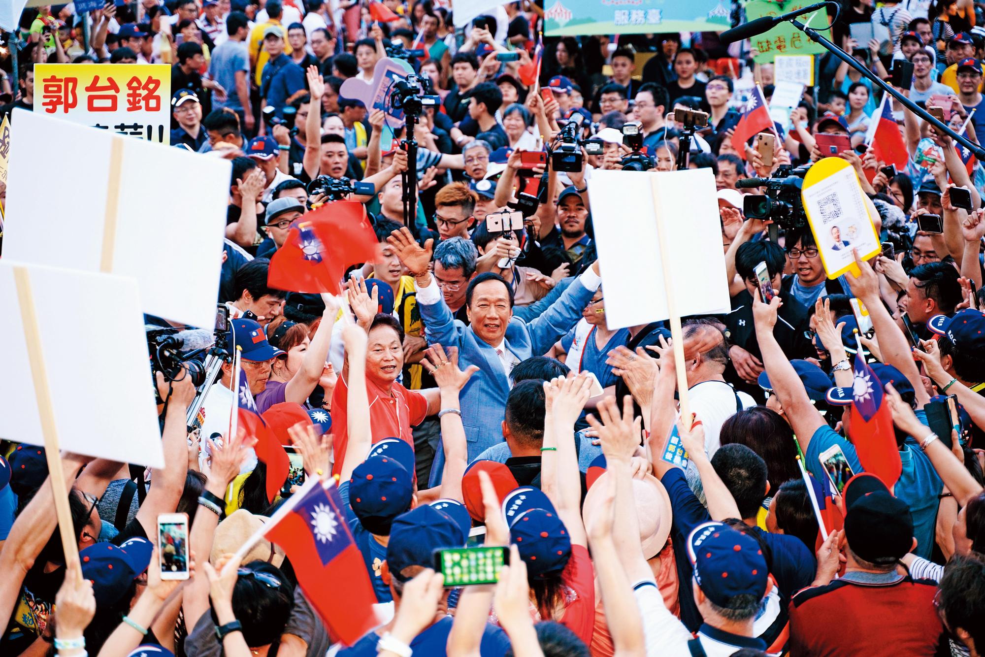郭台銘首場造勢就和韓國瑜同天拚場,現場也湧入滿場支持者喊「凍蒜」。