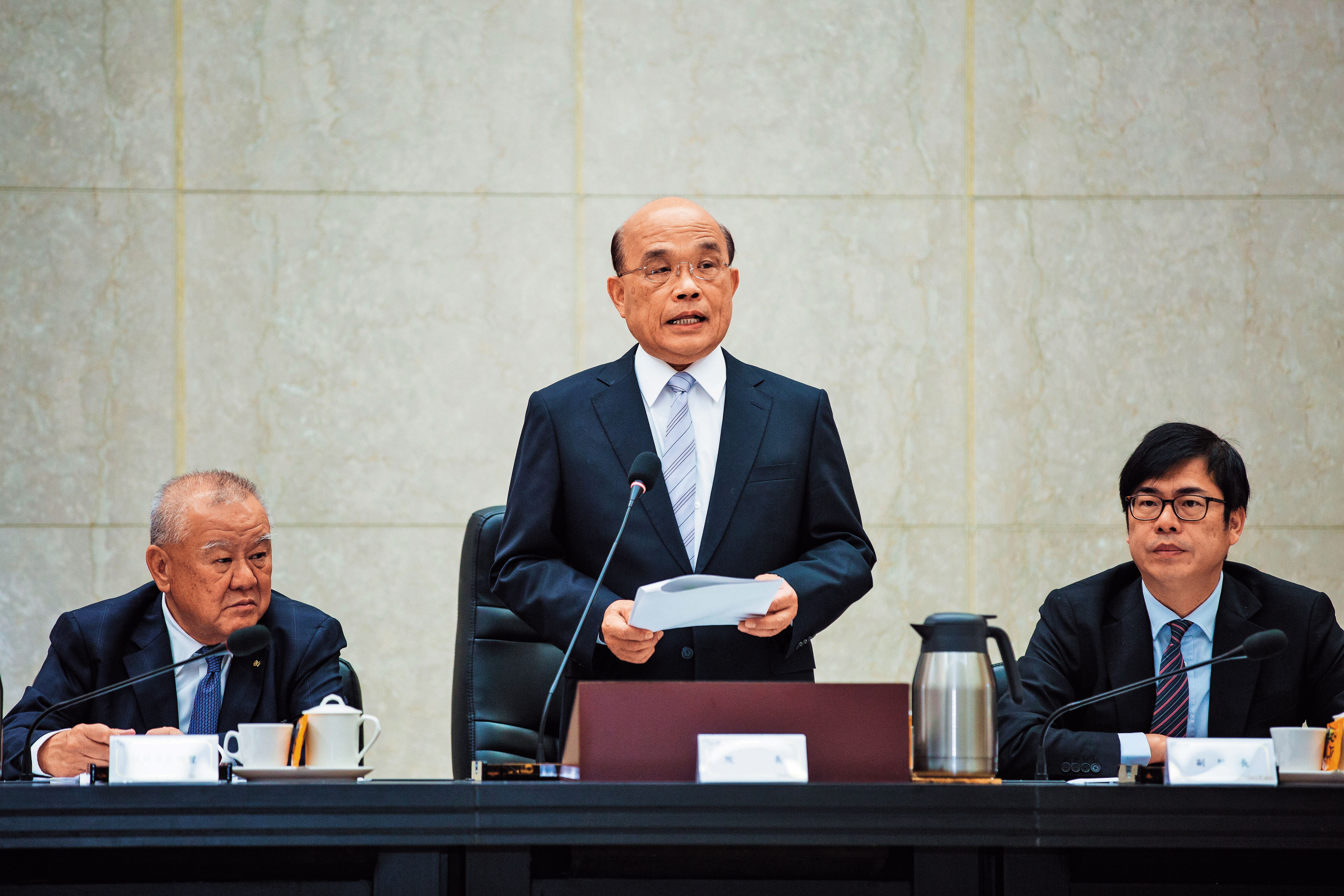 大量公務員個資遭外洩,行政院長蘇貞昌(左)已指示資安處全力協助銓敘部防堵資安漏洞。右為行政院副院長陳其邁。