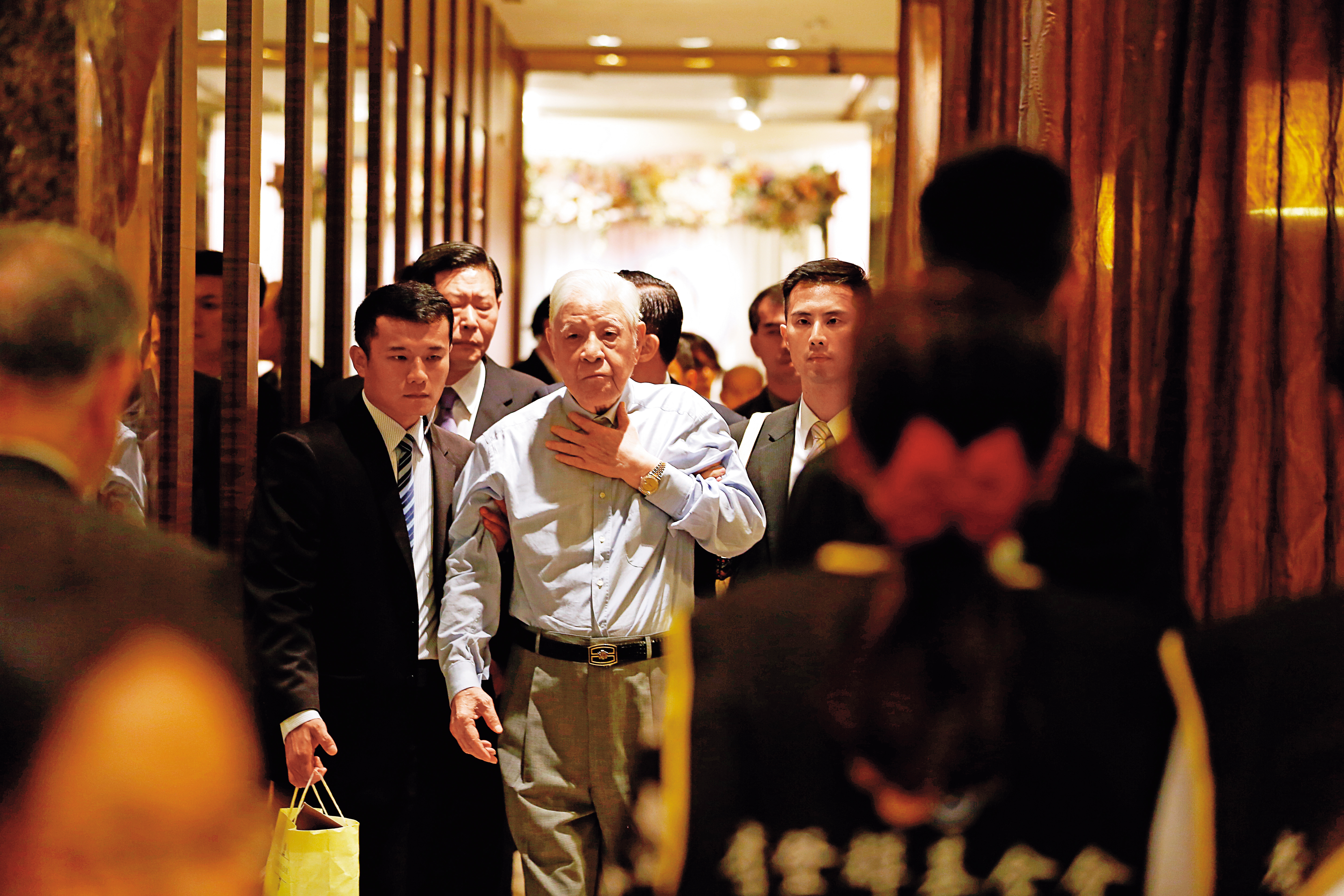 1996年台灣首度總統直選,中共在台海試射導彈,遭時任總統李登輝(中)驚爆是啞巴彈,雖穩定民心,但台諜情報網被破,多人被逮。