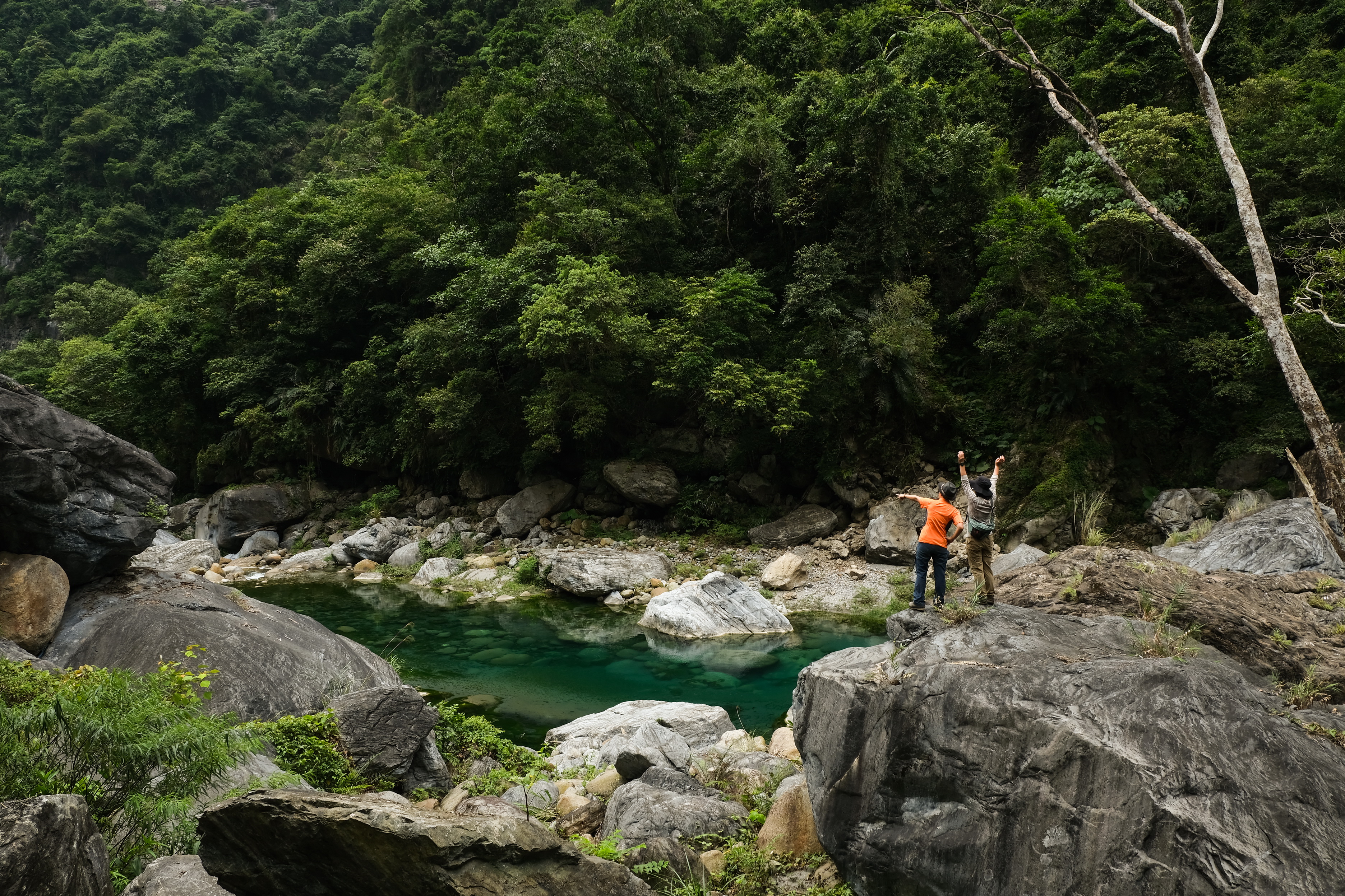 大同部落位在砂卡礑溪的上方平台。
