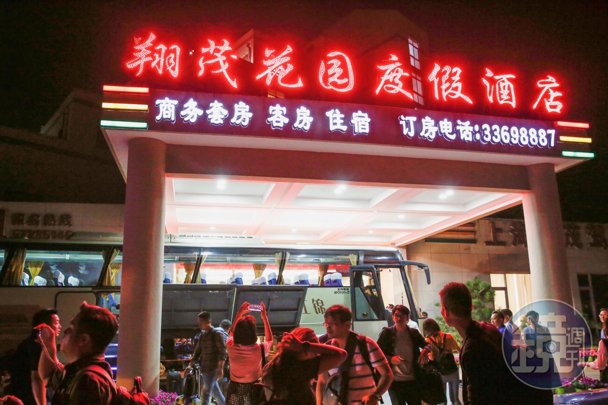 台北市長柯文哲3日啟程赴上海參加雙城論壇,台商行程就佔了一半,連媒體入住的上海翔茂花園酒店,也是台商所投資。