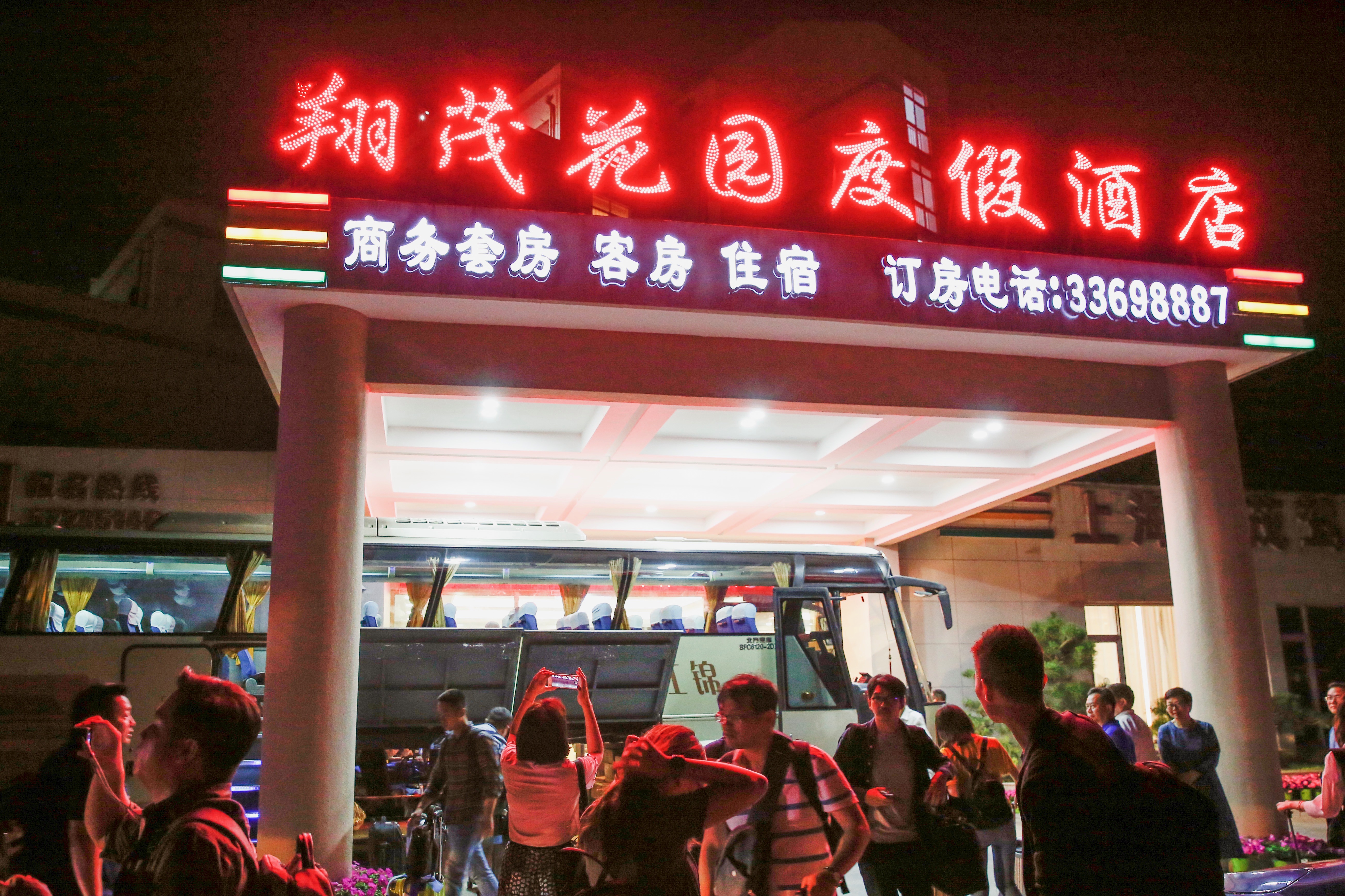 台北市長柯文哲3日啟程赴上海參加雙城論壇，台商行程就佔了一半，連媒體入住的上海翔茂花園酒店，也是台商所投資。