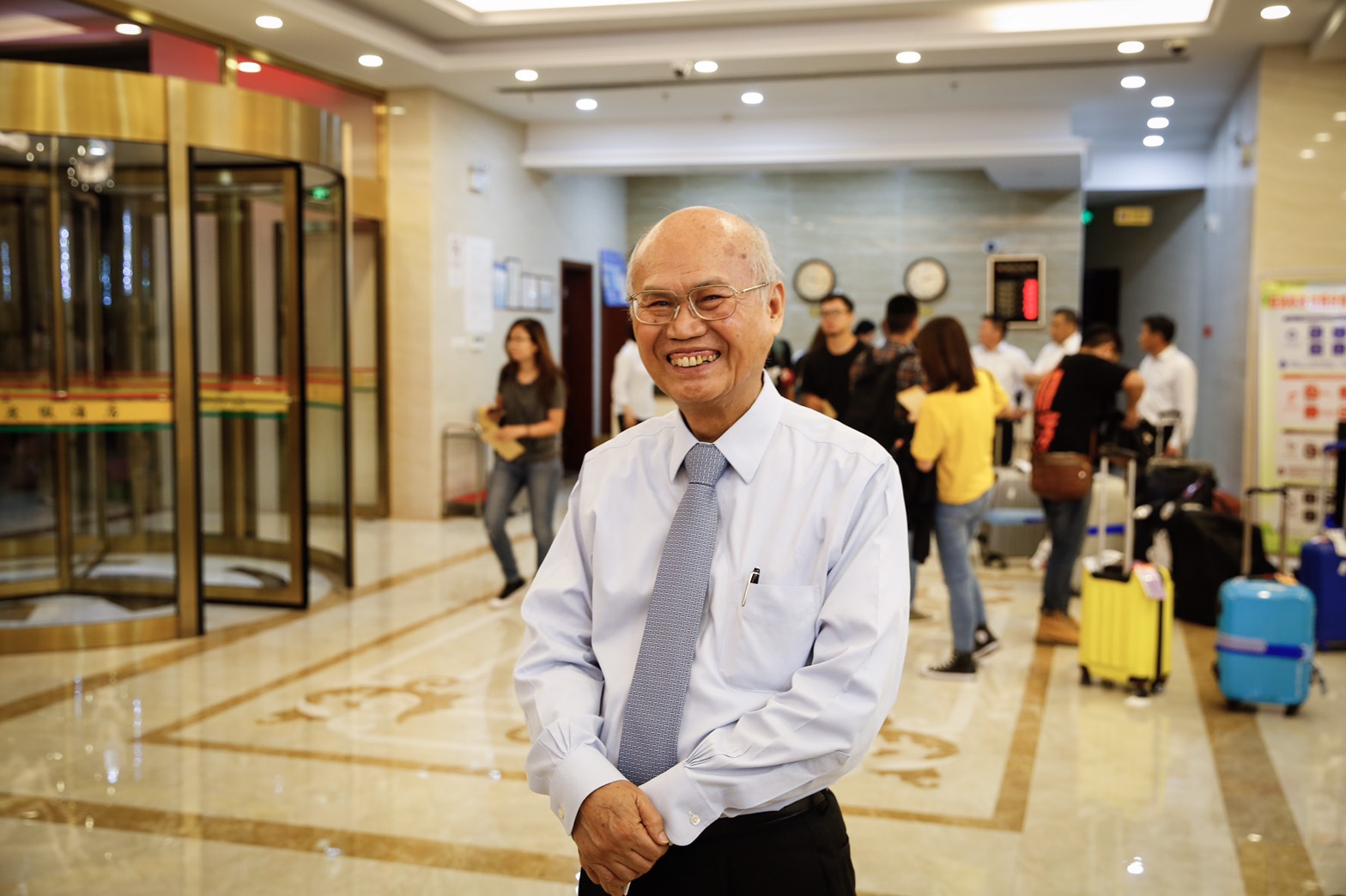 台灣媒體團2日先一步抵達上海,媒體記者入住的上海翔茂花園酒店,由台商上海翔茂企業董事長、上海台協榮譽會長李茂盛所投資,他早等在飯店大門迎接媒體團。