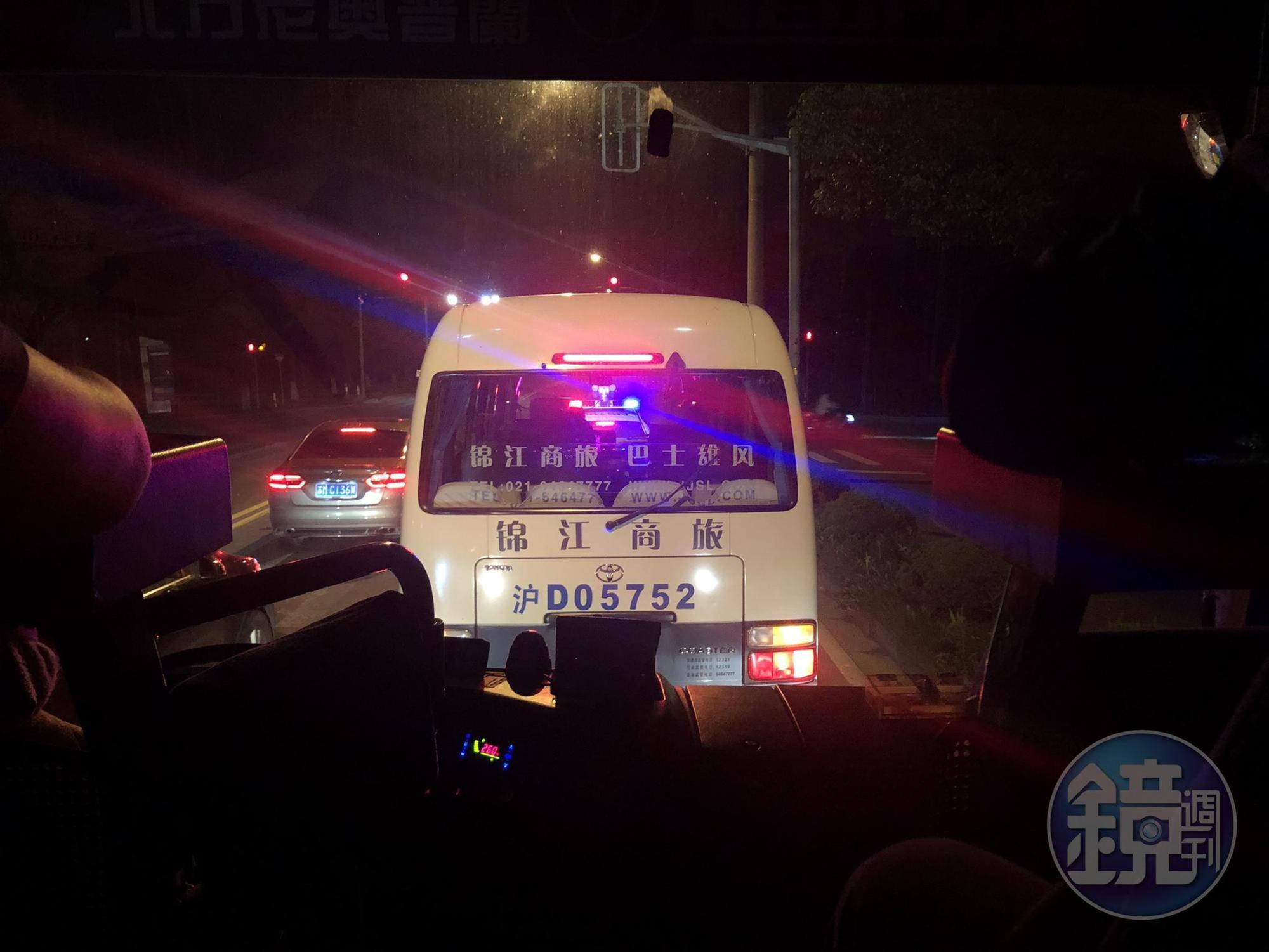台灣媒體團的巴士一抵達飯店所在的上海亭林鎮,便有警車幫忙開道。