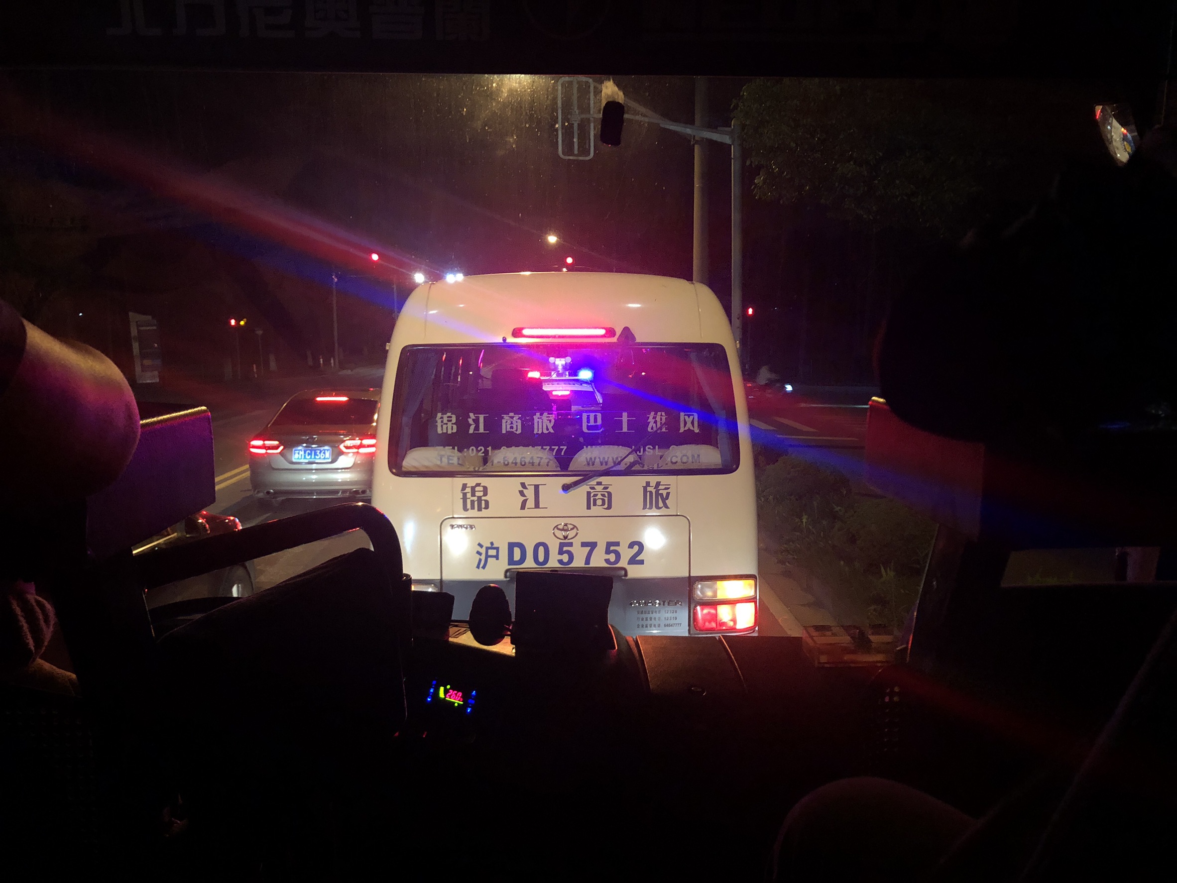 台灣媒體團的巴士一抵達飯店所在的上海亭林鎮,便有警車幫忙開道。