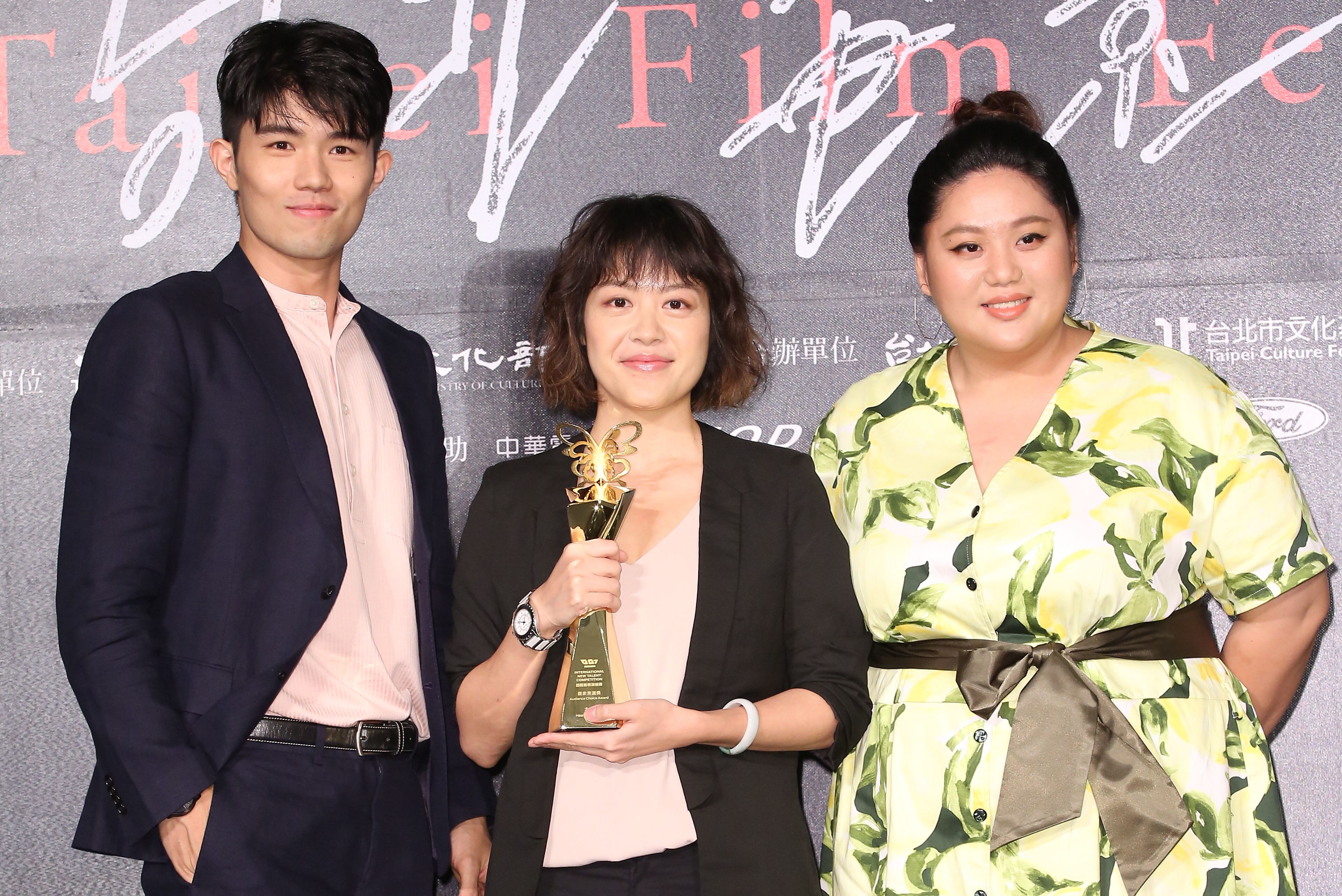 電影《大餓》男主角張耀仁（左起）、導演謝沛如、女主角蔡嘉茵，一起榮獲台北電影節國際新導演競賽「觀眾票選獎」。