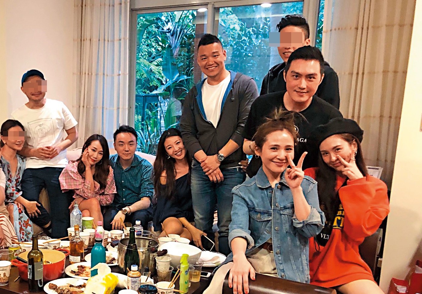 其實在武俊傑（左4）的臉書上，曾貼過一群人的聚會照，林佩瑤（左3）就是他的女伴，也被他的臉友認了出來。（翻攝自武俊傑臉書）