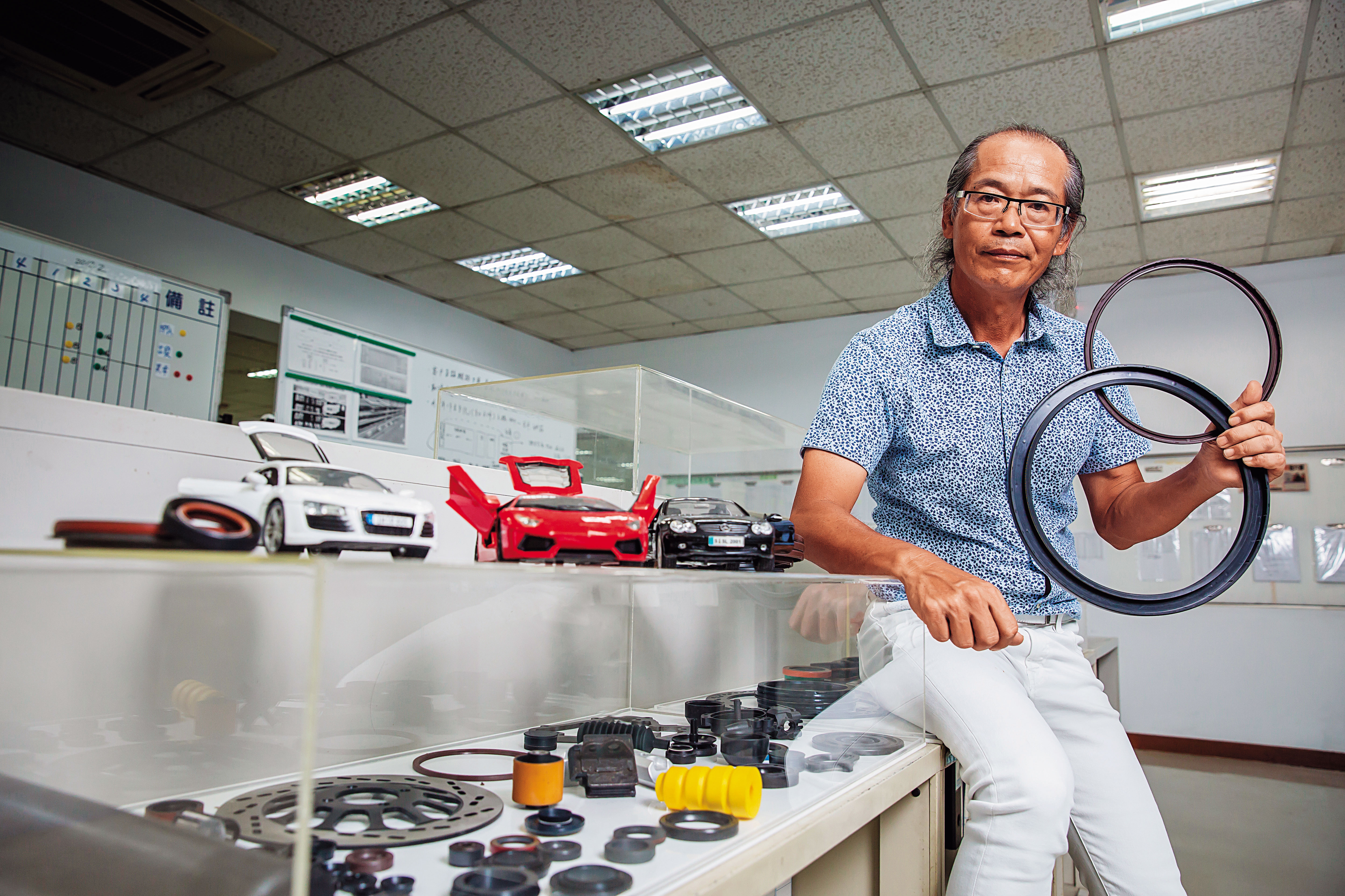 走過爭產風波，吳崇讓轉型小而精，將汽車油封打進歐洲轎跑、超跑供應鏈，從谷底翻身。