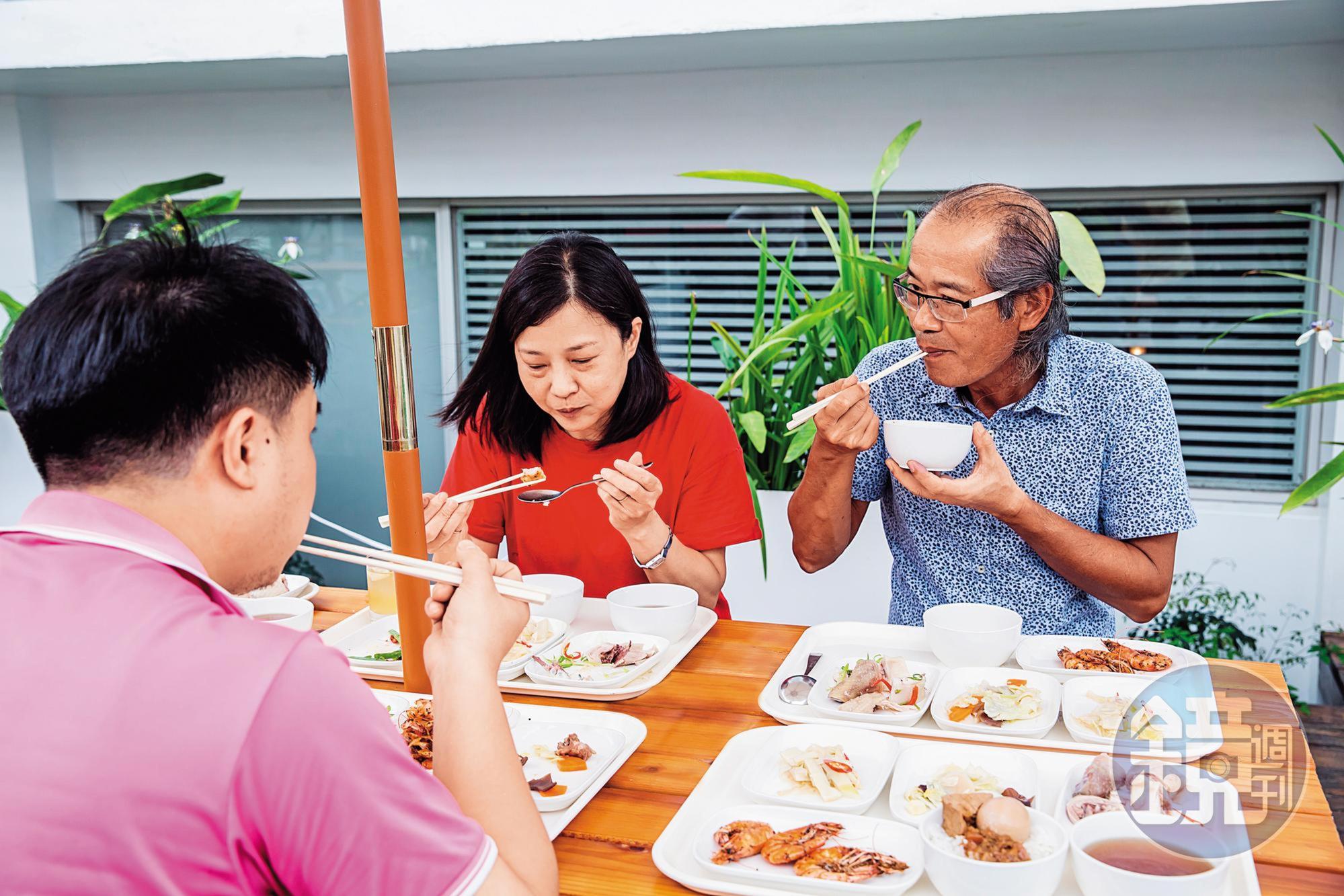 每天中午與員工一起用餐說笑,吳崇讓(右)完全沒有董事長架子。