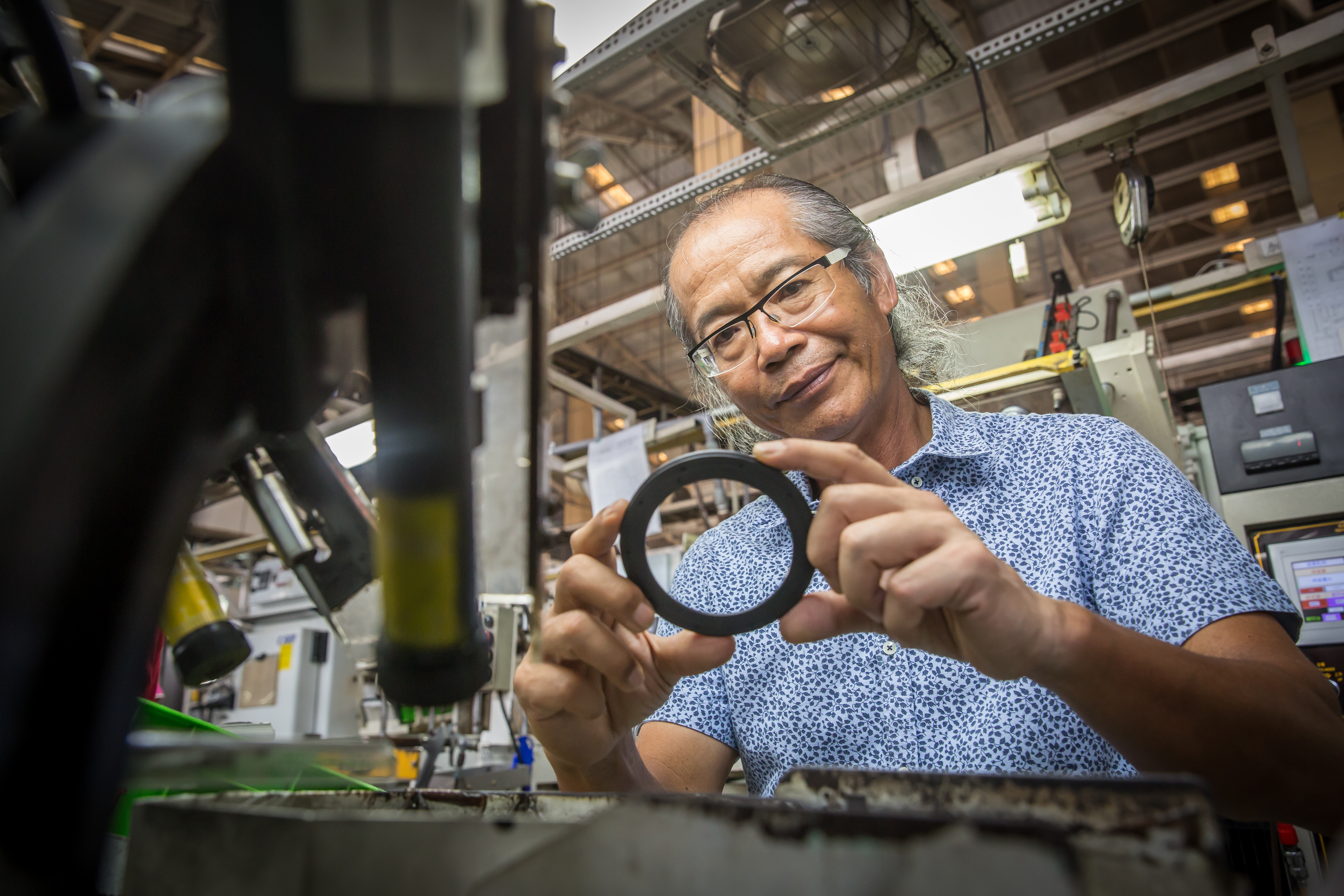 走過爭產風波，吳崇讓轉型小而精，將汽車油封，打進歐洲車、跑車供應鏈，從谷底翻身。