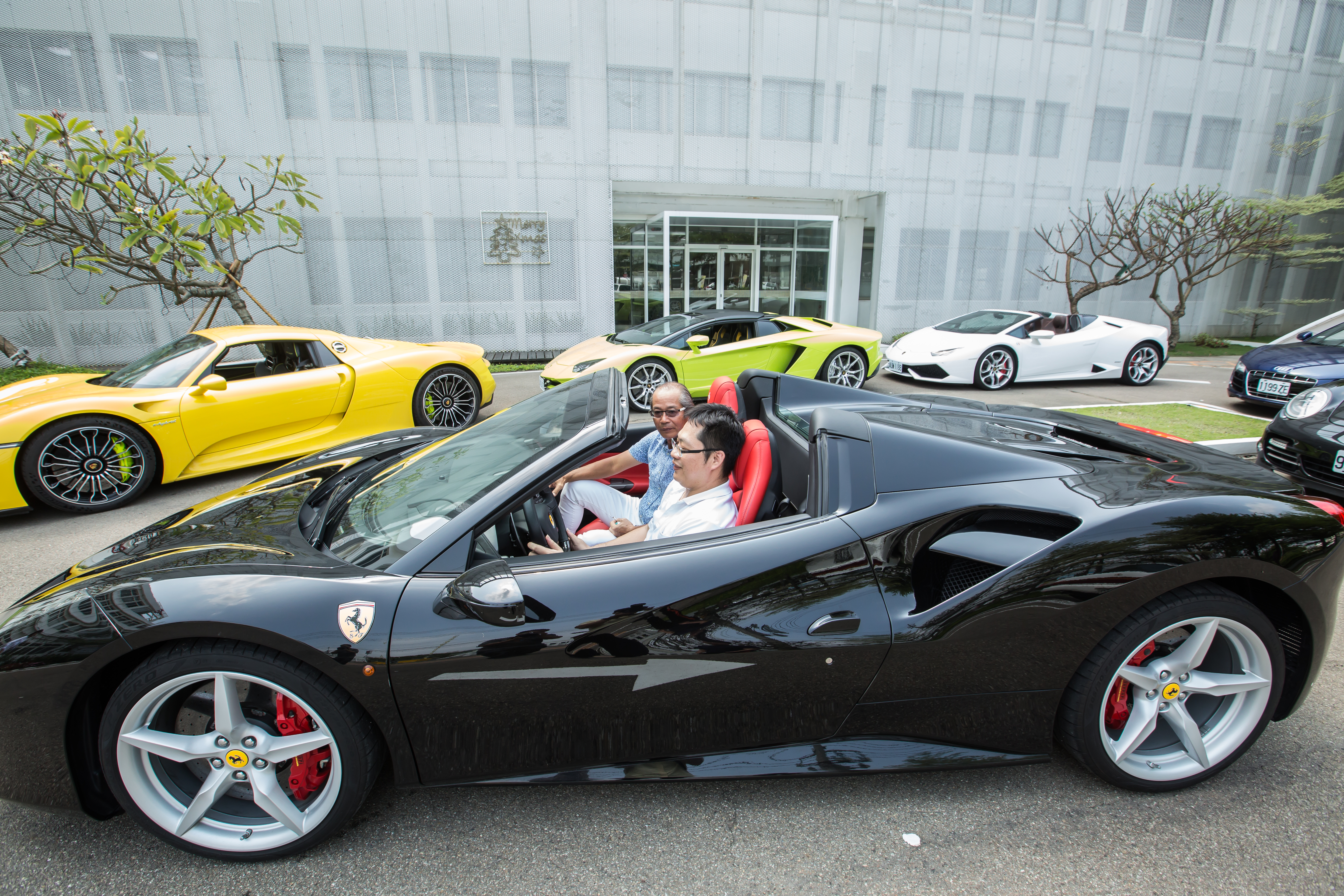 公司的超跑平常停在公司，員工皆可開回家。