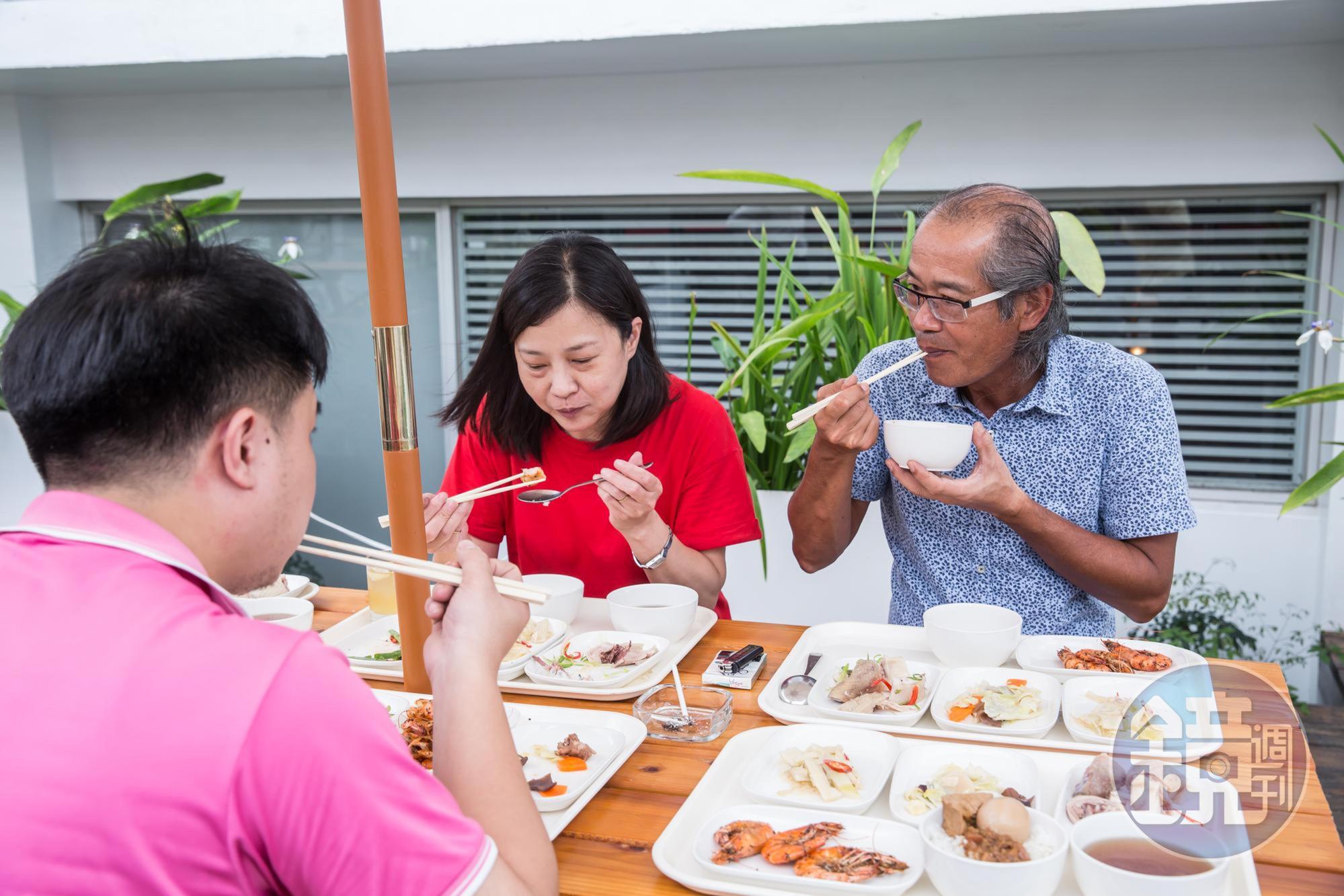 每天中午與員工一起用餐說笑,吳崇讓(右)完全沒有董事長架子。