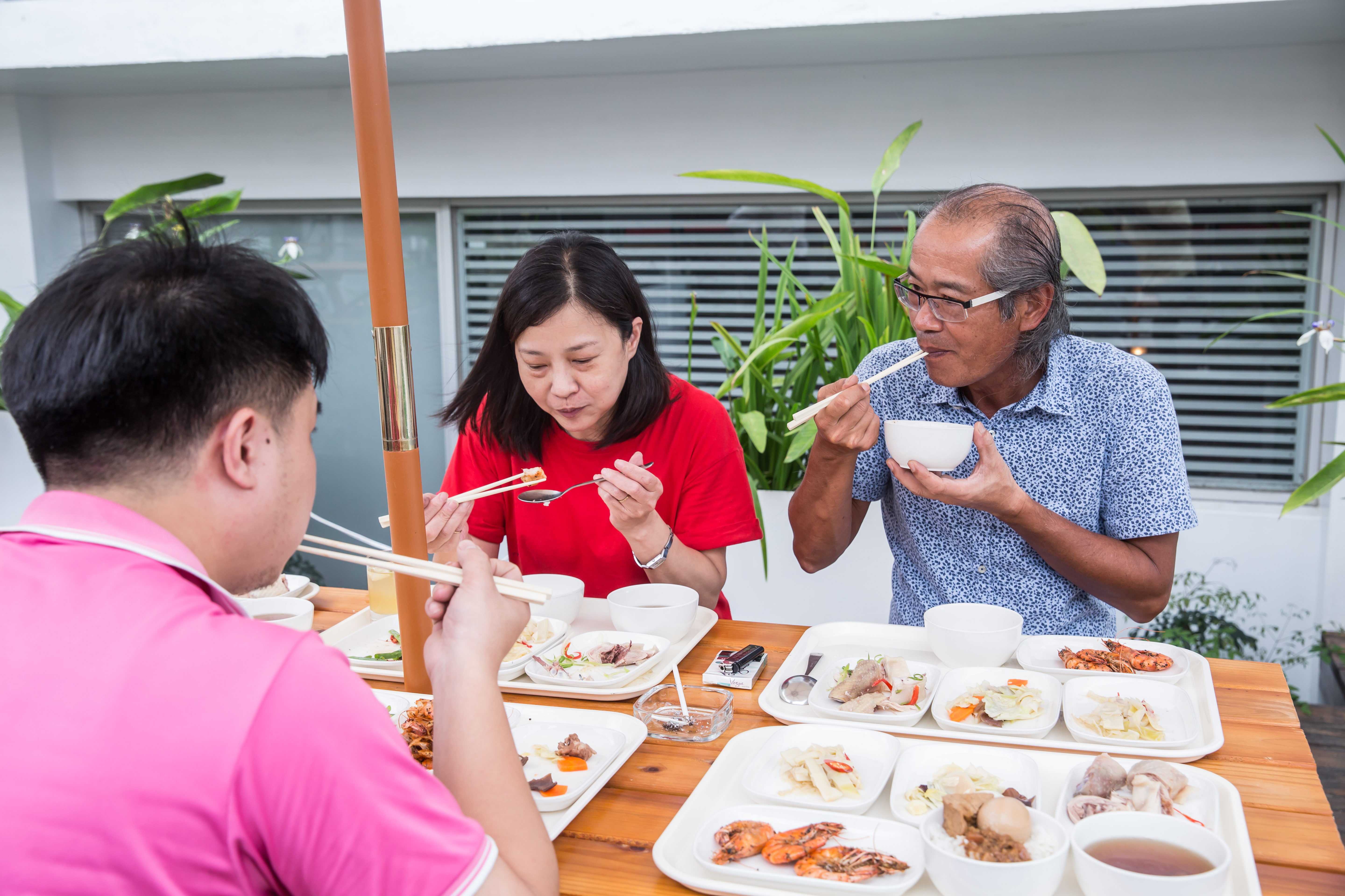 每天中午與員工一起用餐說笑，吳崇讓（右）完全沒有董事長架子。