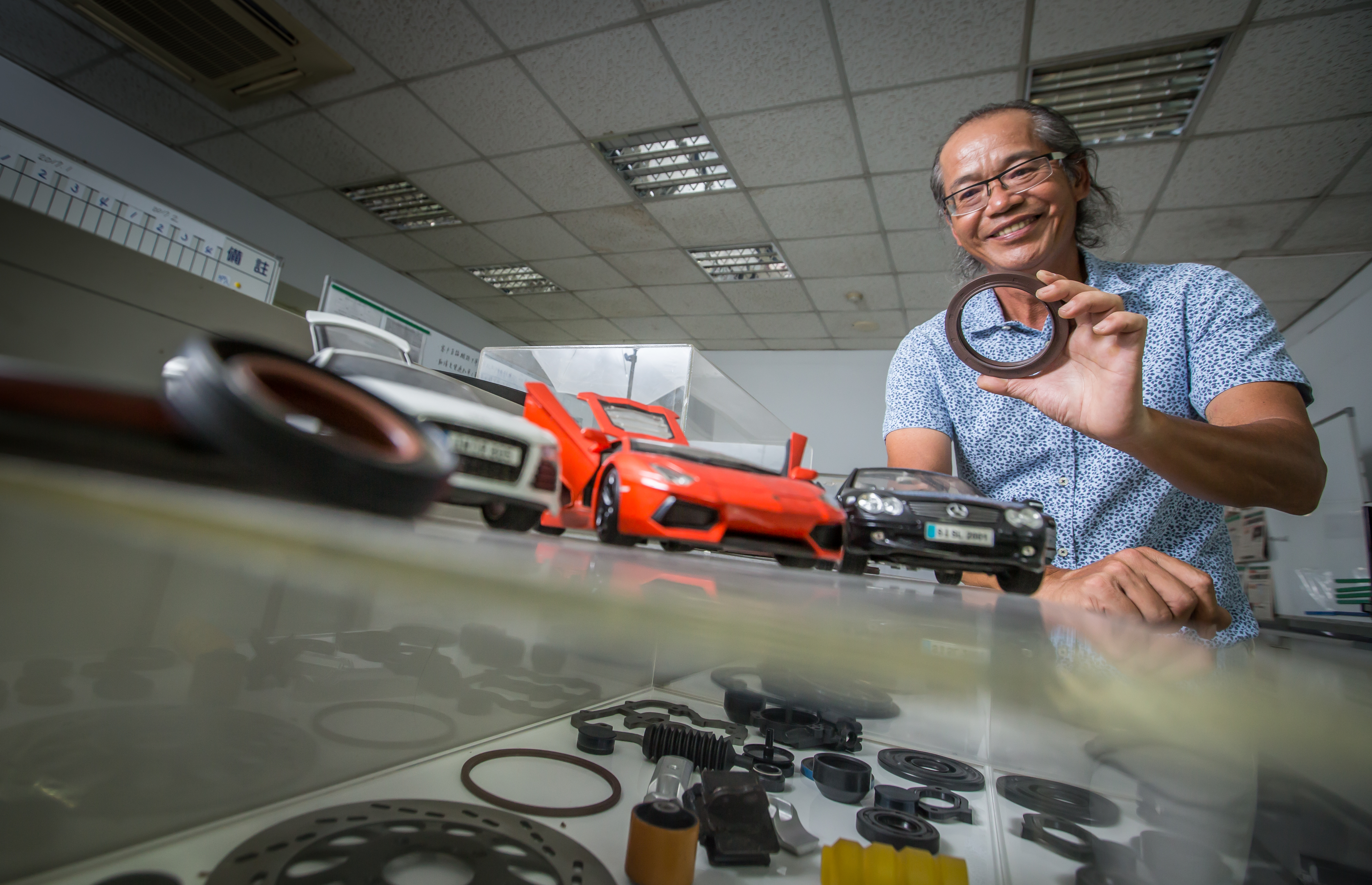 走過爭產風波，吳崇讓轉型小而精，將汽車油封，打進歐洲車、跑車供應鏈，從谷底翻身。