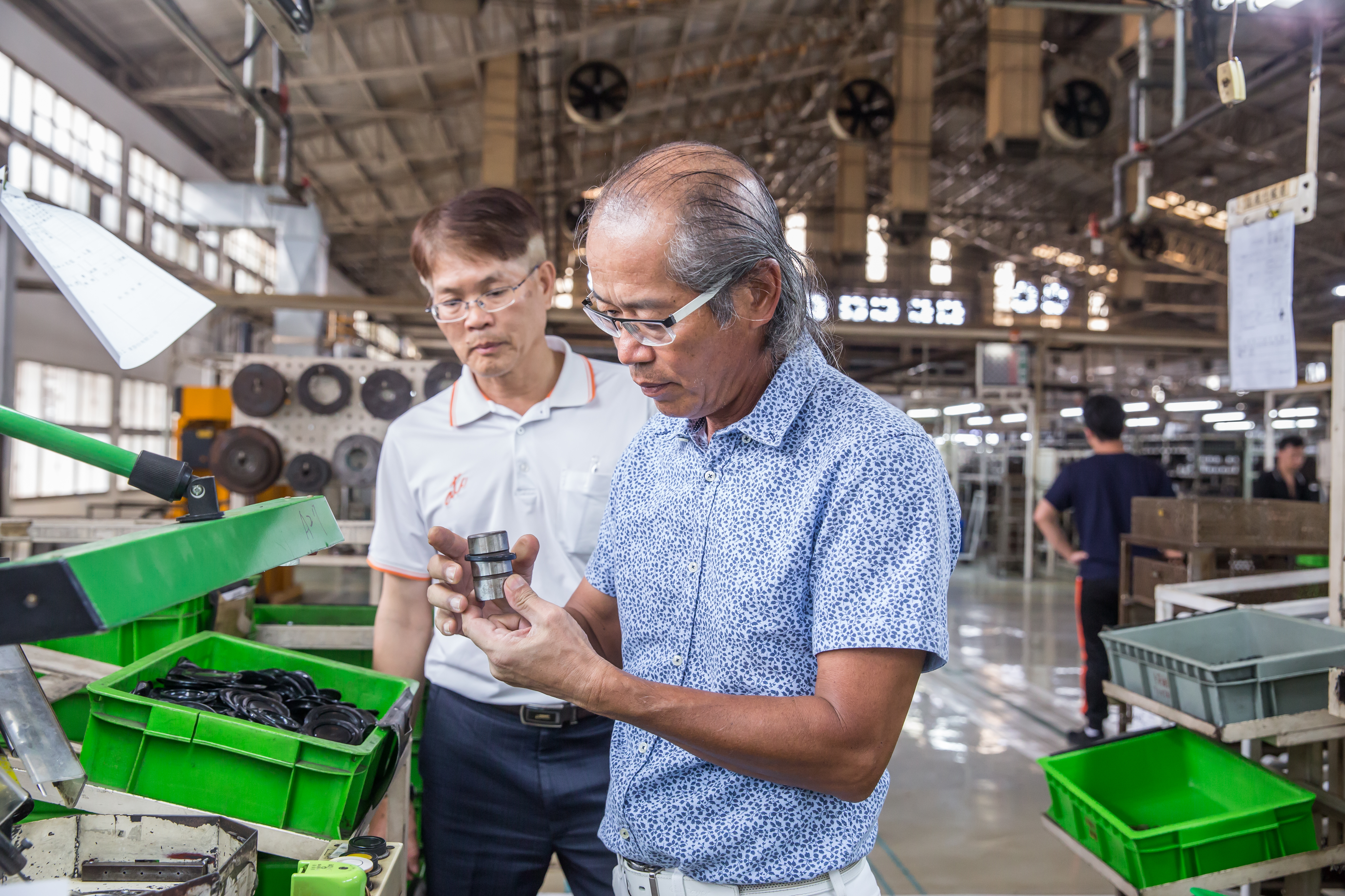 60歲的董事長吳崇讓（右1）說自己還不能退休，要努力讓員工平均薪資達8萬元。