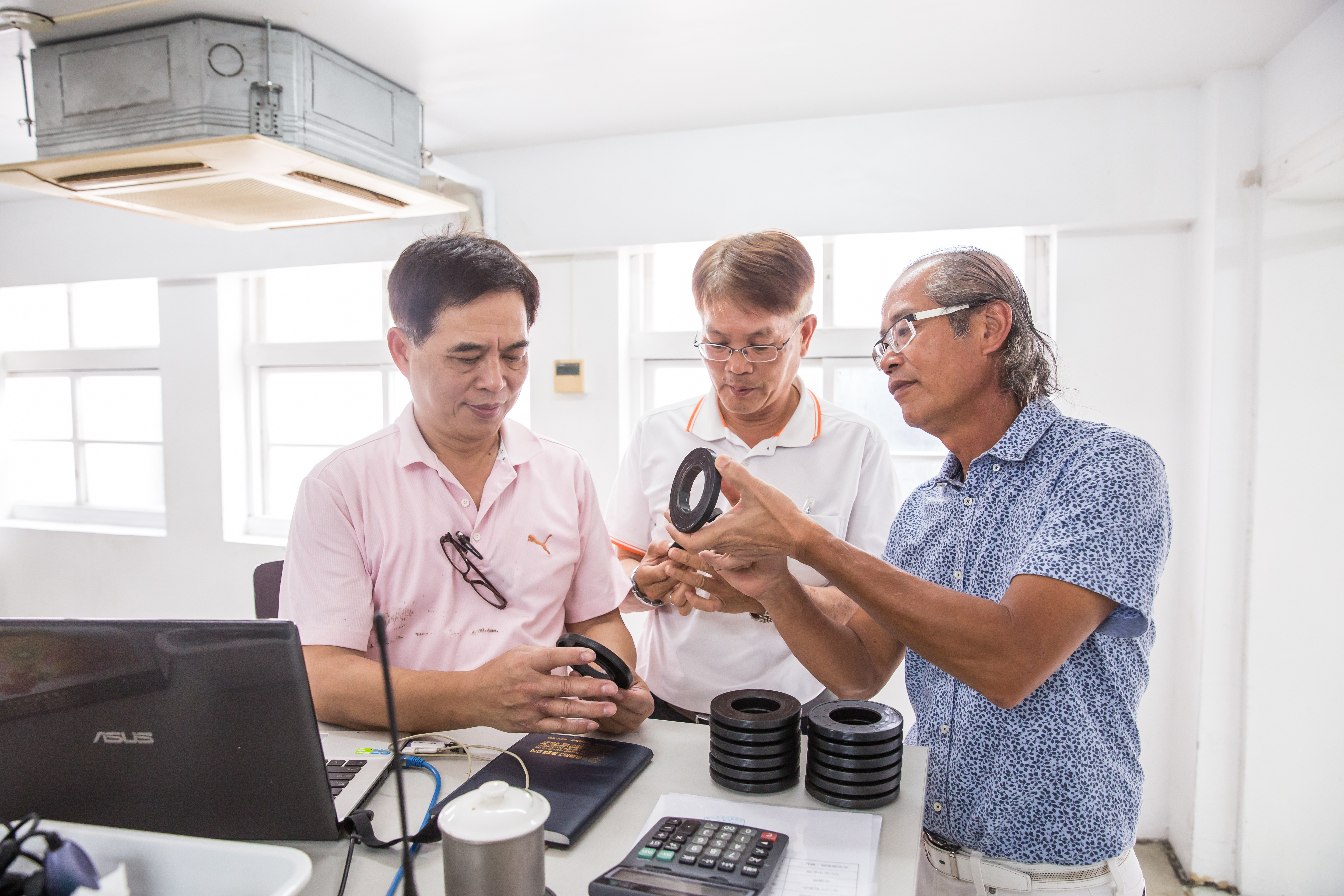 吳崇讓（右1）出了名對員工好，直呼員工是兄弟姐妹。