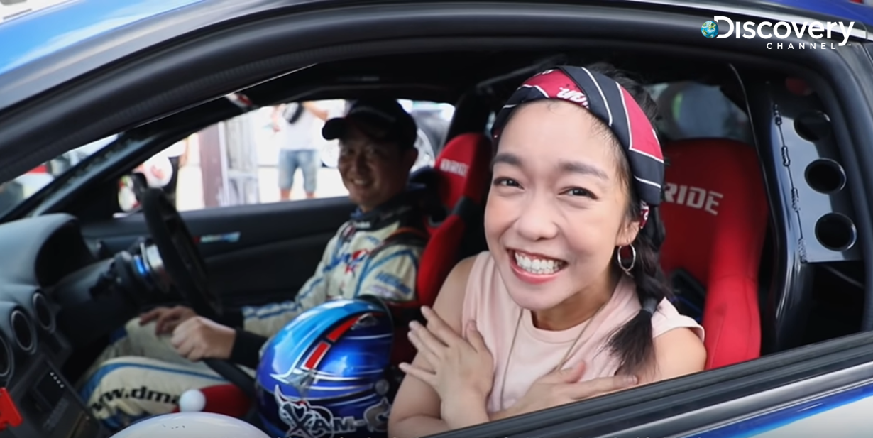 李霈瑜在網路節目《D-Garage探索車庫》,親自體驗飄移甩尾的刺激,形容好像披薩餅皮甩出去。(Discovery頻道提供)